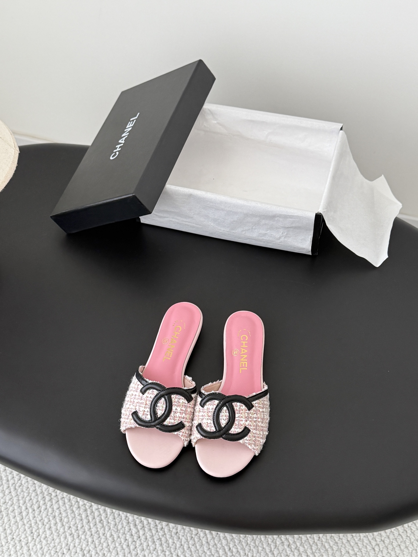 NO:820453,Chanel 26P new double C flip-flops. This series is really amazing. How come they are so beautiful!  Summer is really an invincible combination that can be salty or sweet~ Cowhide upper, lambskin lining, genuine leather outsole, size 35-39 (customized 40/41), slippers, chanel, slippers, cowhide, sheepskin, Leather soles19860909Chanel 26P新品双C人字拖鞋 这一系列这真的是绝了 怎么会这么美！ 夏天真的是无敌搭配可盐可甜～ 鞋面牛皮 内里是小羊皮 真皮大底 码数35-39（40/41定制）,拖鞋,chanel,slippers,cowhide,sheepskin,Leather soles,Women's Shoes