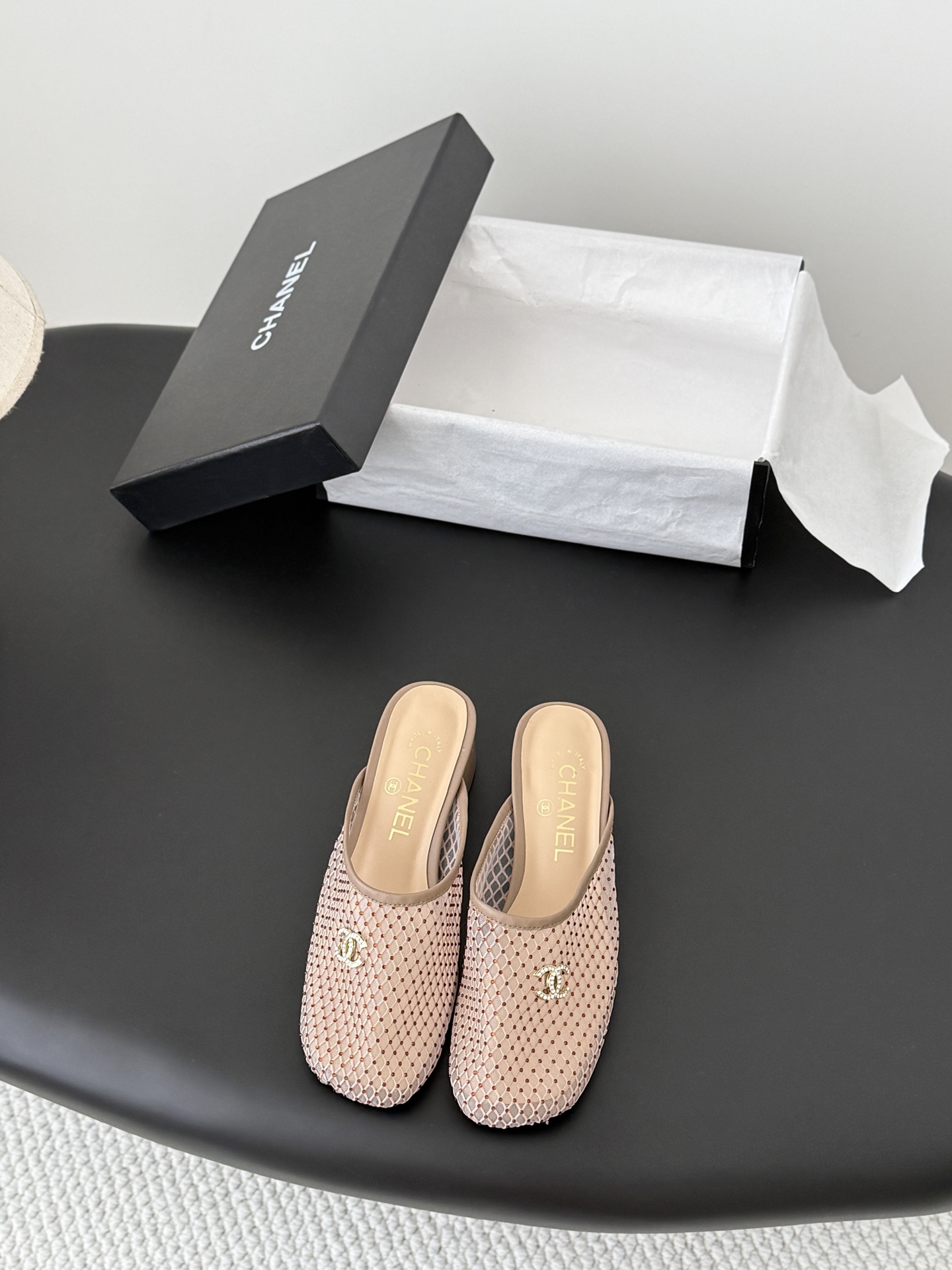 NO:820447,Chanel 26 new pearl Mary Jane shoes, the leather texture is super good, and the upper foot is delicate~ Mesh upper, sheepskin lining, leather outsole!  Size:35-39 Other sizes are fixed, half drag, chanel, mary jane, sheepskin, Leather soles19860909Chanel 26新款珍珠玛丽珍单鞋 皮料质感超好,上脚秀气～ 鞋面网纱,内里羊皮,真皮大底！ Size:35-39 其它码数定,半拖,chanel,mary jane,sheepskin,Leather soles,Women's Shoes