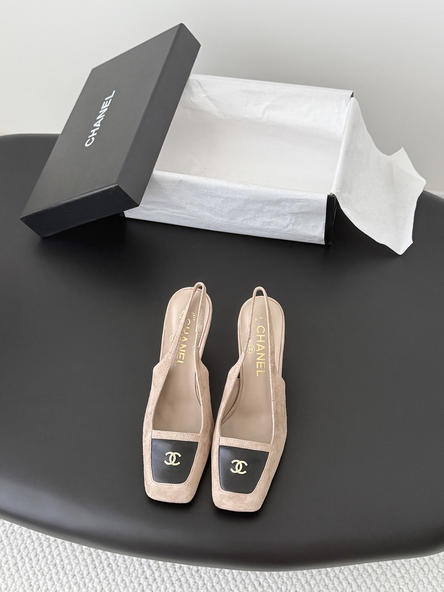 NO:820439,Chanel 26S mid-century style slingback shoes, a simple but not simple model, the upper feet are particularly slim. The upper is cowhide, the lining is sheepskin, and the leather outsole. Size: 35-39 Other sizes are customized, high heels and sandals, chanel, sandals, high heels, cowhide, sheepskin, Leather soles19860909Chanel 26S中古风后带单鞋 简约而不简单的款,上脚特别显脚细. 鞋面牛皮,内里垫脚羊皮,真皮大底. Size:35-39 其它码数定做,高跟鞋凉鞋,chanel,sandals,high heels,cowhide,sheepskin,Leather soles,Women's Shoes
