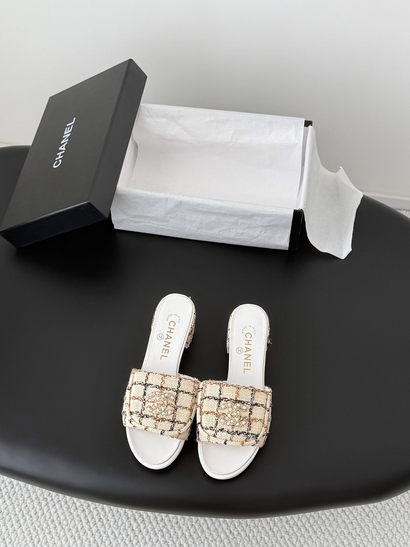 NO:820429,Chanel 26C new schoolbag buckle slippers, the return of the classic schoolbag buckle design, special Vintage, full of retro flavor, loafers have also grown to aesthetics, upper fabric, sheepskin lining, leather outsole Size: 35-39, other sizes are customized, slippers, chanel, loafers, slippers, sheepskin, Leather soles19860909Chanel 26C新款书包扣拖鞋 回归的经典书包扣设计 特别Vintage 复古味十足 乐福鞋也长到了审美上 鞋面布 内里羊皮 真皮大底 Size:35-39 其他码数定做,拖鞋,chanel,loafers,slippers,sheepskin,Leather soles,Women's Shoes