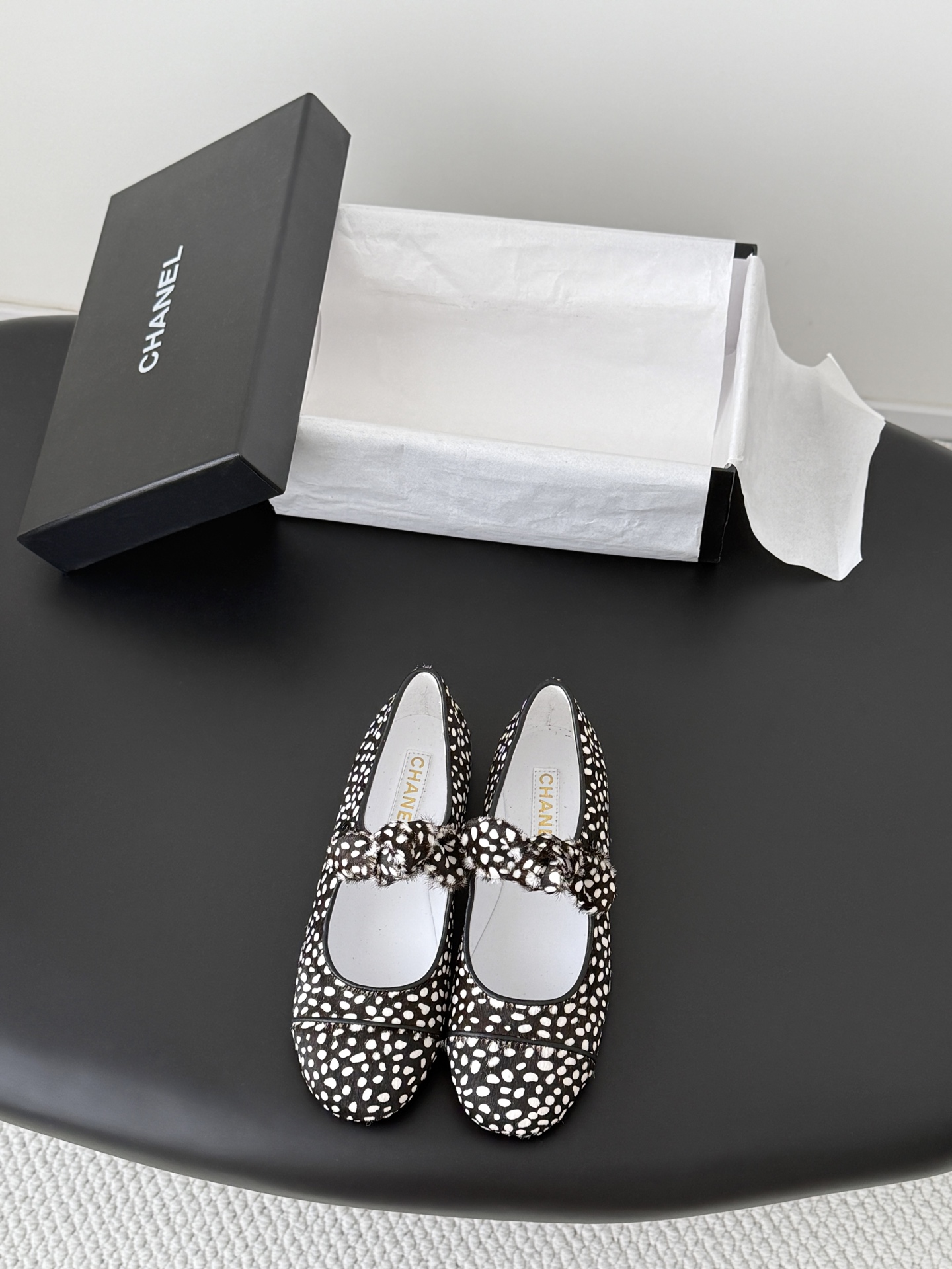 NO:820419,Chanel 26K Mary Jane shoes are simple yet sweet and playful!  Three-dimensional electric embroidery logo, solid color fabric is refreshing and easy to match, with buttons for more heeling. Sheepskin lining, genuine leather outsole Size: 35-39 Other sizes can be customized, non-refundable, Mary Jane, chanel, mary jane, sheepskin, Leather soles19860909Chanel 26K玛丽珍单鞋 简约又不失甜美俏皮！ 立体电绣logo,纯色面料清爽易搭,搭配扣子更加跟脚.内里羊皮 真皮大底 Size:35-39 其他码数定做不退换,玛丽珍,chanel,mary jane,sheepskin,Leather soles,Women's Shoes