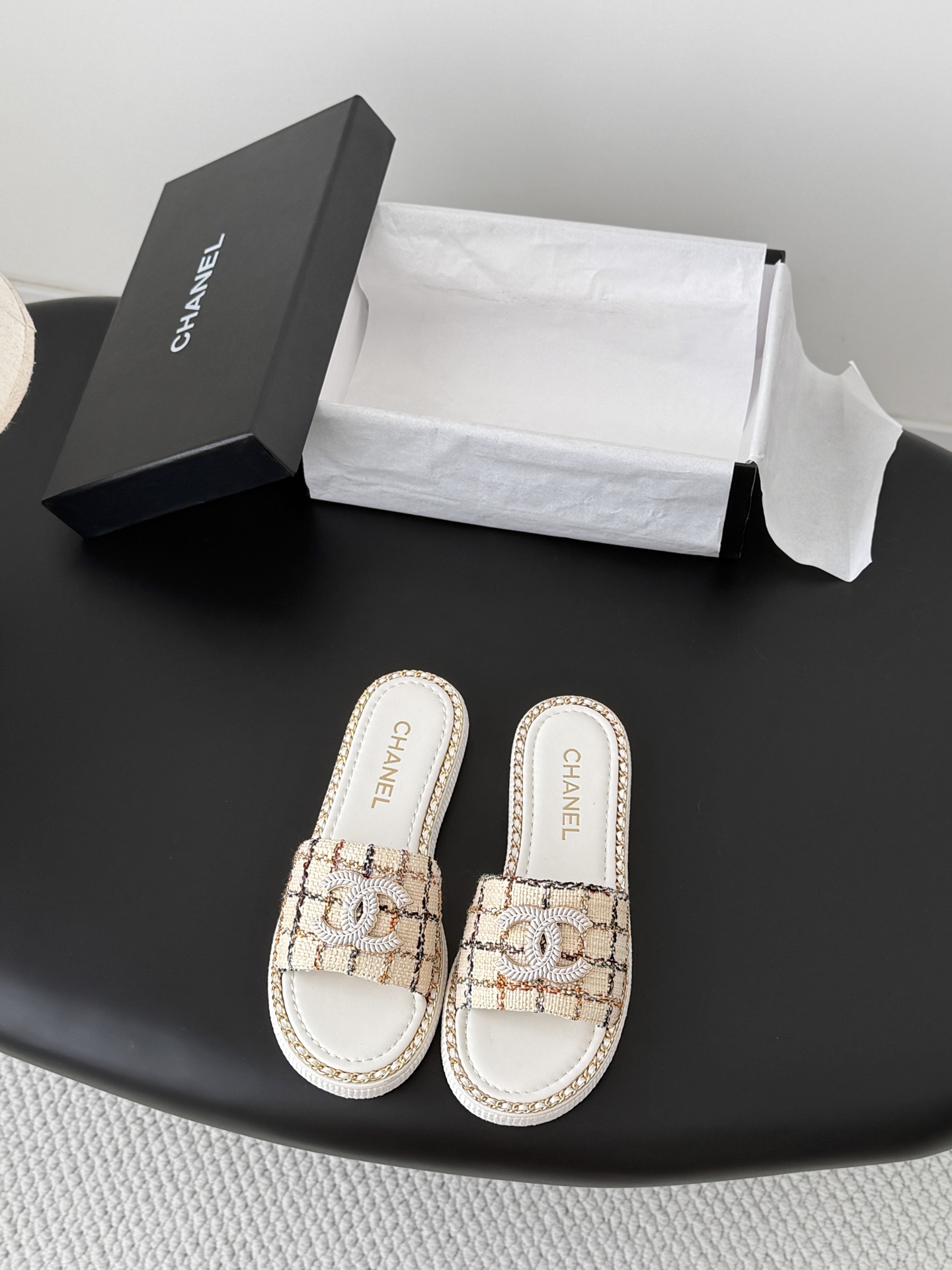 NO:820414,Chanel 26C new spring and summer new series of chain slippers, the first release of the whole series, I have them all in the counter!  High version, high quality, original fabric for upper, sheepskin lining, original outsole Size: 35-39, other sizes are determined, slippers, chanel, slippers, sheepskin19860909Chanel 26C春夏新款全系列链条拖鞋 全系列首发 专柜有的我都有！ 高版本高品质 鞋面原版面料 内里羊皮 原版大底 Size:35-39 其他码数定,拖鞋,chanel,slippers,sheepskin,Women's Shoes