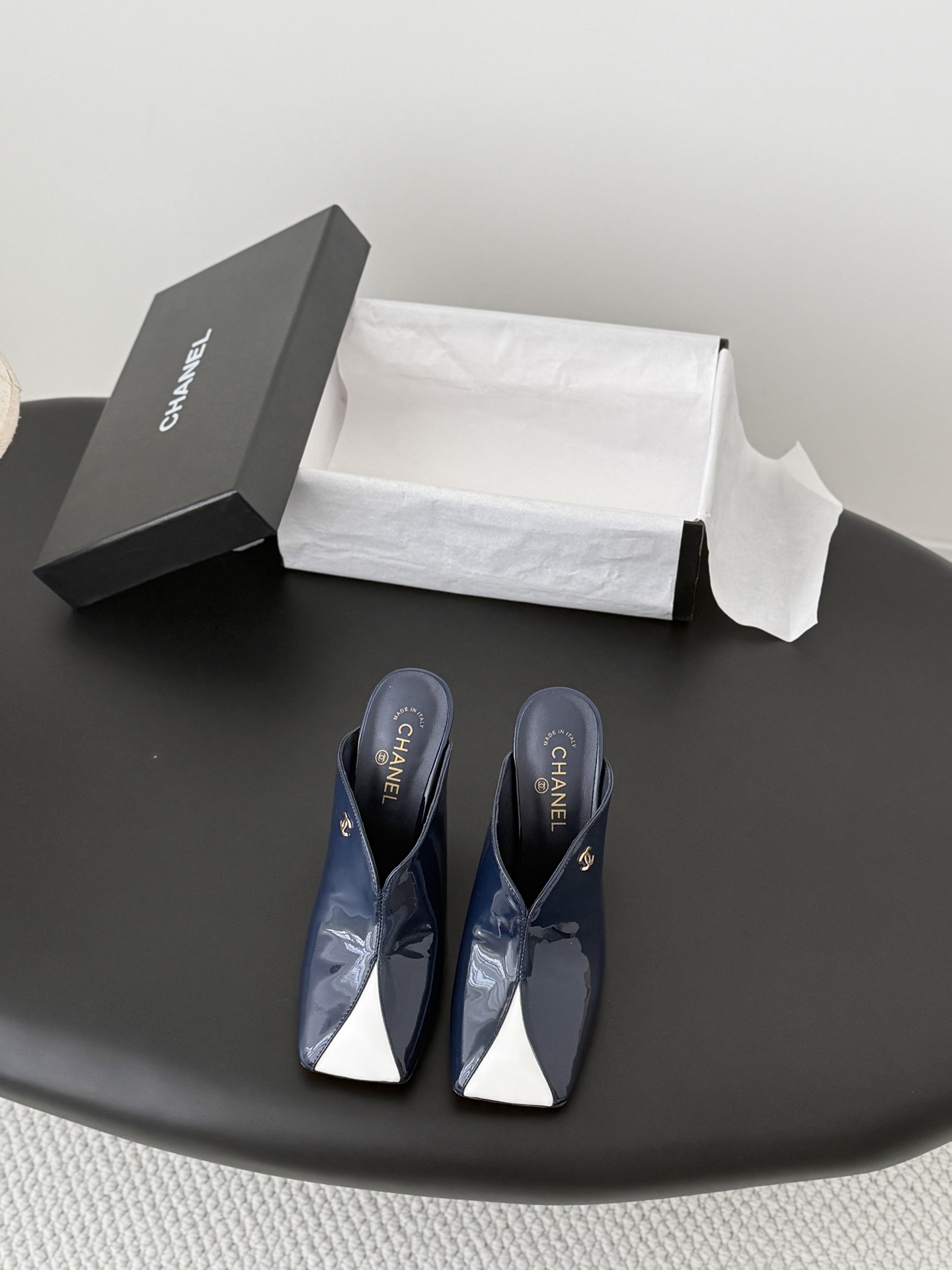 NO:820402,Chanel 26 new Mary Jane half-flop, the leather texture is super good, and it looks delicate on the feet ~ Calfskin upper, sheepskin lining, leather outsole!  Size: 35-39 Other sizes are determined, semi-high heels, chanel, mary jane, high heels, cowhide, sheepskin, Leather soles19860909Chanel 26新款玛丽珍半拖 皮料质感超好,上脚秀气～ 鞋面小牛皮,内里羊皮,真皮大底！ Size:35-39 其它码数定,半拖高跟鞋,chanel,mary jane,high heels,cowhide,sheepskin,Leather soles,Women's Shoes