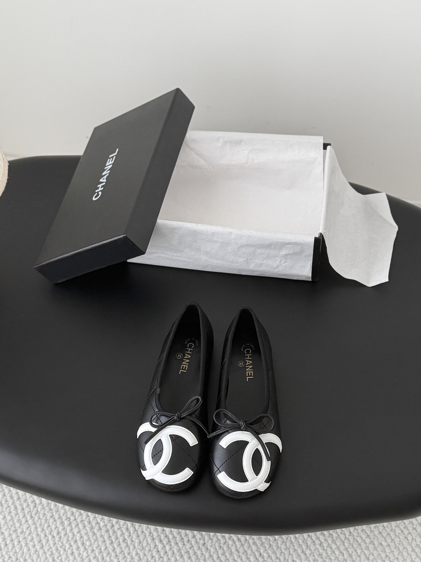 NO:820375,Chanel Vintage middle-aged Kangpeng series shoes are simple but not simple, and the upper feet are particularly slim. The upper is cowhide, the lining is sheepskin, and the leather outsole. Size: 35-39 Other sizes are customized, single shoes, chanel, cowhide, sheepskin, Leather soles19860909Chanel Vintage中古康鹏系列单鞋 简约而不简单的款,上脚特别显脚细. 鞋面牛皮,内里垫脚羊皮,真皮大底. Size:35-39 其它码数定做,单鞋,chanel,cowhide,sheepskin,Leather soles,Women's Shoes