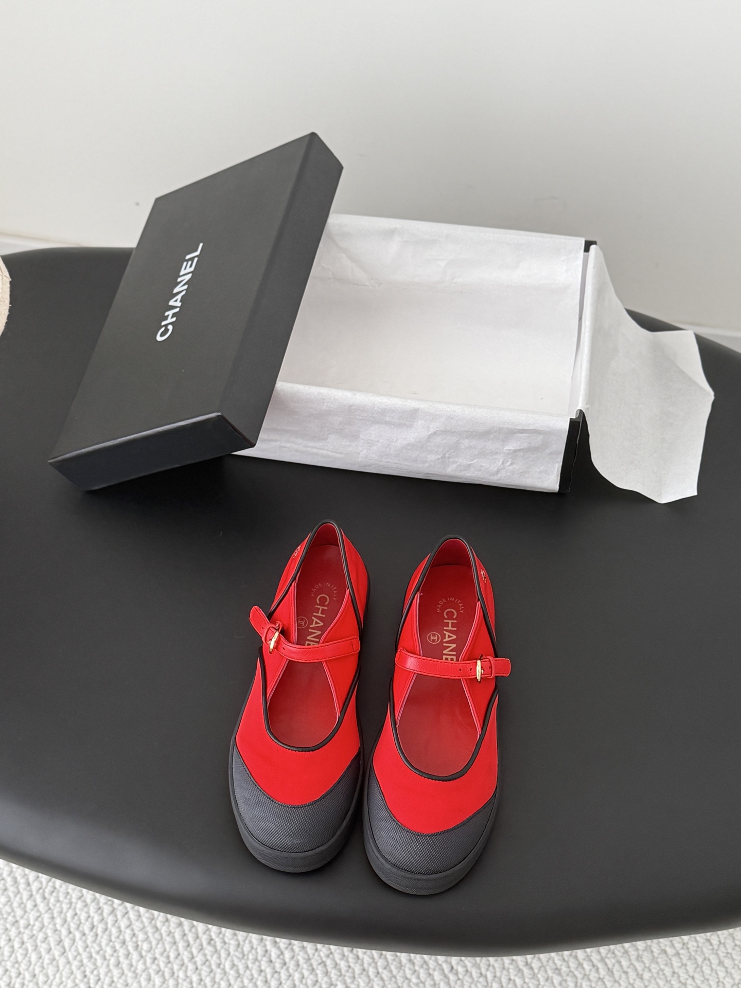 NO:820369,Chanel 26K Mary Jane shoes are simple yet sweet and playful!  Three-dimensional electric embroidery logo, solid color fabric is refreshing and easy to wear, with buttons for more heeling. Sheepskin lining original outsole Size: 35-39 Other sizes can be customized without return or exchange, Mary Jane, chanel, mary jane, sheepskin19860909Chanel 26K玛丽珍单鞋 简约又不失甜美俏皮！ 立体电绣logo,纯色面料清爽易搭,搭配扣子更加跟脚.内里羊皮 原版大底 Size:35-39 其他码数定做不退换,玛丽珍,chanel,mary jane,sheepskin,Women's Shoes