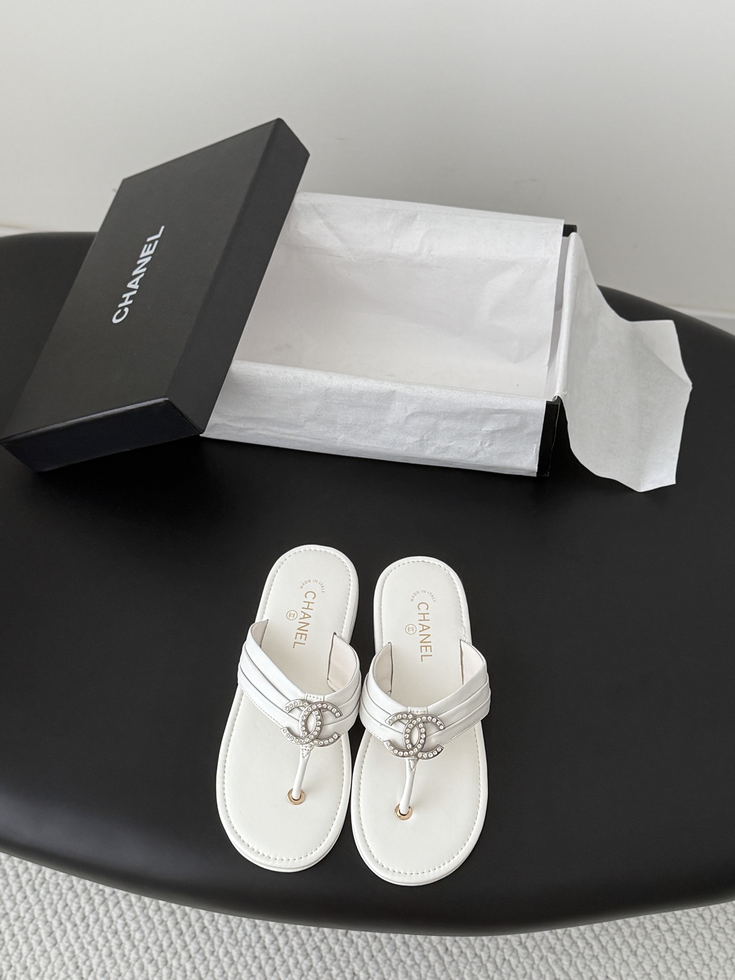 NO:820363,Chanel 26K new spring and summer camellia slippers series. This season's camellia series is really beautiful. The elegant and ladylike temperament of Grandma Xiang's family is full of high-end sense!  It’s very nice on the feet~ Whether worn barefoot or paired with skirts or trousers, it’s very versatile!  Incomparably beautiful!  Specially made of imported lambskin for the upper, mixed sheepskin for the lining, Italian grade A genuine leather outsole Size 35-39 (customized 40/41), split-toe shoes, chanel, slippers, skirts, sheepskin, Leather soles19860909Chanel 26K春夏新品山茶花拖鞋系列 这一季山茶花系列真的超美 香奶奶家一贯的优雅名媛气质 高级感十足！上脚非常nice～ 不管光脚穿或搭配裙装、裤装、 都非常百搭！无敌美！特别仙 鞋面采用进口小羊皮 内里垫脚混种羊皮 意大利A级真皮大底 Size35-39（40/41定制）,分趾鞋,chanel,slippers,skirts,sheepskin,Leather soles,Women's Shoes