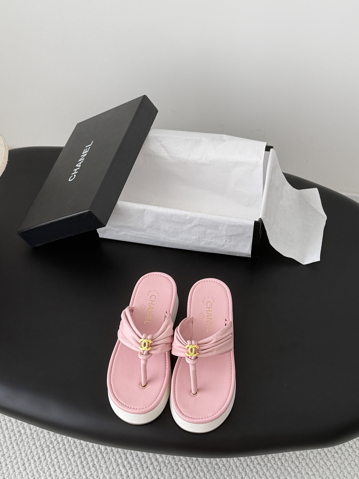 NO:820354,Chanel 26K new spring and summer camellia slippers series. This season's camellia series is really beautiful. The elegant and ladylike temperament of Grandma Xiang's family is full of high-end sense!  It’s very nice on the feet~ Whether worn barefoot or paired with skirts or trousers, it’s very versatile!  Incomparably beautiful!  Specially made of imported lambskin for the upper and mixed sheepskin for the lining. Size35-39 (customized 40/41), split-toe shoes, chanel, slippers, skirts, sheepskin19860909Chanel 26K春夏新品山茶花拖鞋系列 这一季山茶花系列真的超美 香奶奶家一贯的优雅名媛气质 高级感十足！上脚非常nice～ 不管光脚穿或搭配裙装、裤装、 都非常百搭！无敌美！特别仙 鞋面采用进口小羊皮 内里垫脚混种羊皮 Size35-39（40/41定制）,分趾鞋,chanel,slippers,skirts,sheepskin,Women's Shoes