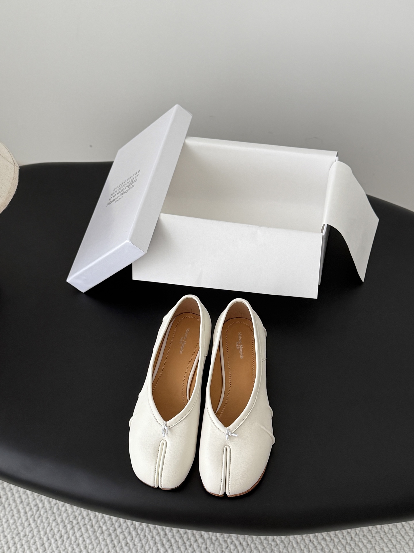 NO:820382,High quality!  Maison Margiela MM6 split-toe shoes Tabi Italian vegetable-tanned sheepskin!  Welcome to compare with the real original outsole!  Size:35-39 Other sizes can be customized, split-toe shoes, masion margiela, sheepskin19860909高定品质！Maison Margiela MM6分趾鞋 Tabi 意产植鞣羊皮！ 欢迎对比 真正的原版大底！ Size:35-39 其他码数定做,分趾鞋,masion margiela,sheepskin,Women's Shoes