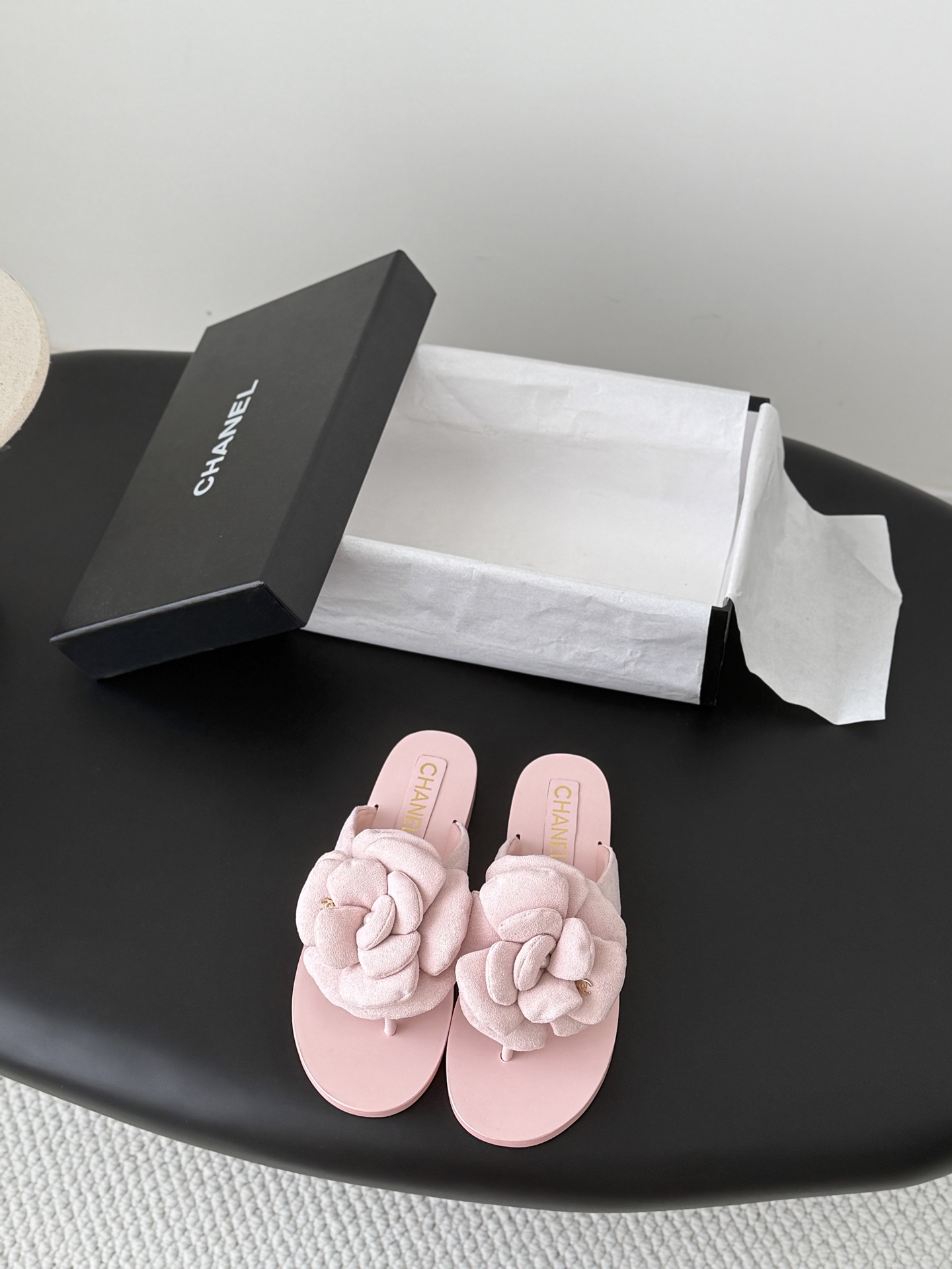 NO:820377,Chanel 26K new spring and summer camellia slippers series. This season's camellia series is really beautiful. The elegant and ladylike temperament of Grandma Xiang's family is full of high-end sense!  It’s very nice on the feet~ Whether worn barefoot or paired with skirts or trousers, it’s very versatile!  Incomparably beautiful!  Specially made of imported lambskin for the upper and mixed sheepskin for the lining. Size35-39 (customized 40/41), split-toe shoes, chanel, slippers, skirts, sheepskin19860909Chanel 26K春夏新品山茶花拖鞋系列 这一季山茶花系列真的超美 香奶奶家一贯的优雅名媛气质 高级感十足！上脚非常nice～ 不管光脚穿或搭配裙装、裤装、 都非常百搭！无敌美！特别仙 鞋面采用进口小羊皮 内里垫脚混种羊皮 Size35-39（40/41定制）,分趾鞋,chanel,slippers,skirts,sheepskin,Women's Shoes