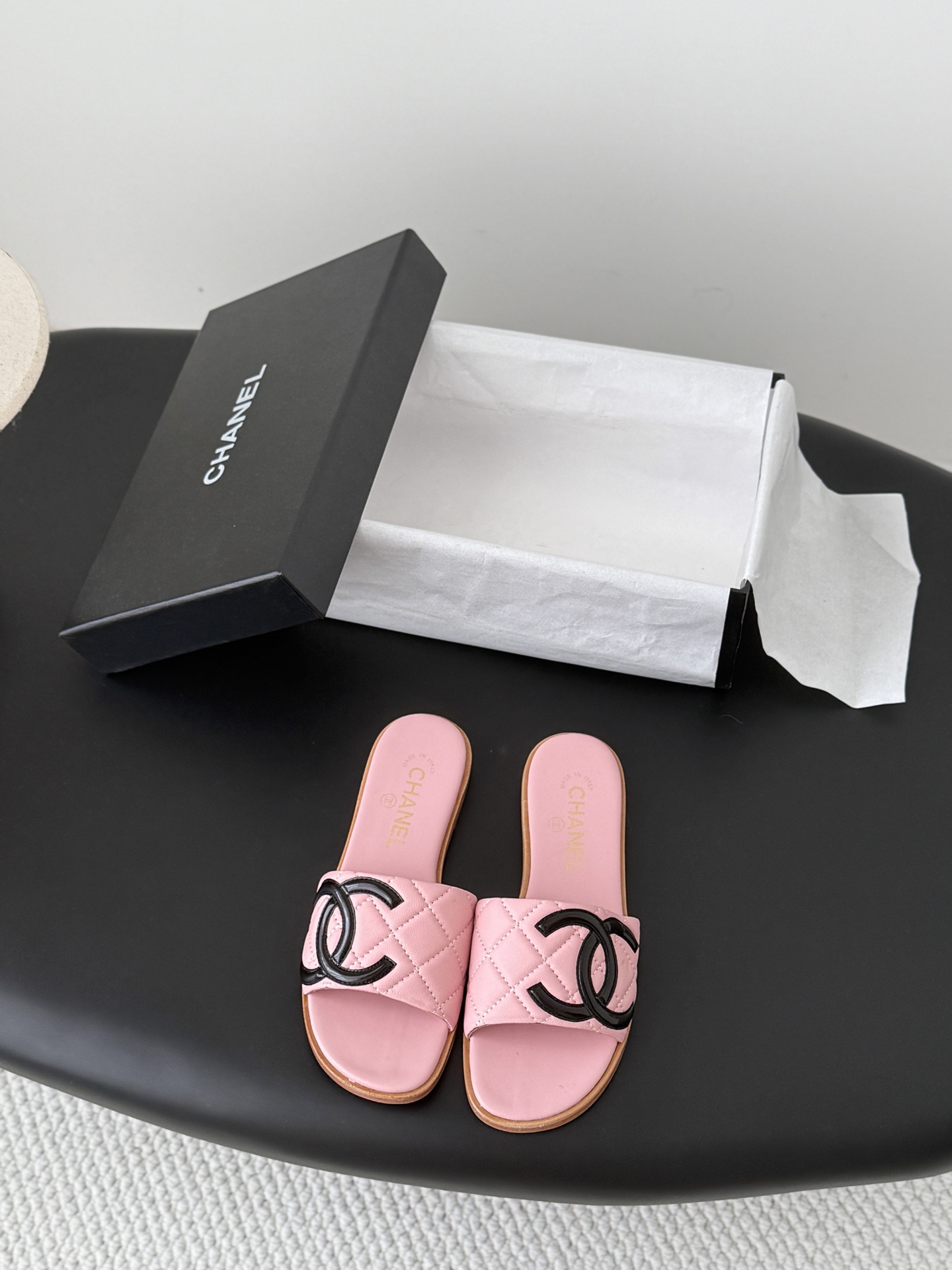 NO:820372,Genuine leather sole Chanel Vintage second-hand Kangpeng series slippers. Simple but not simple style, the upper foot is particularly slim. The upper is cowhide, and the lining is sheepskin. Size: 35-39 Other sizes are customized, slippers, chanel, slippers, cowhide, sheepskin19860909真皮底 Chanel Vintage中古康鹏系列拖鞋 简约而不简单的款,上脚特别显脚细. 鞋面牛皮,内里垫脚羊皮. Size:35-39 其它码数定做,拖鞋,chanel,slippers,cowhide,sheepskin,Women's Shoes