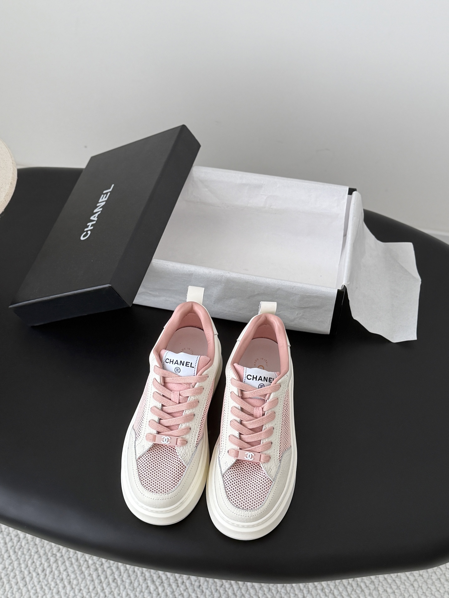 NO:820365,Chanel 26C new mesh casual shoes are versatile and can go wrong. The mesh hollow design is full of energy with contrasting colors. The upper foot is very delicate. Original customized material for the upper. Original outsole. Size: 35-40, casual shoes/sports shoes, chanel, sneakers19860909Chanel 26C新款网面休闲鞋 百搭不会出错 网面镂空设计 撞色搭配活力满满啊 上脚很秀气 鞋面原版定制材料 原版大底 Size:35-40,休闲鞋/运动鞋,chanel,sneakers,Women's Shoes