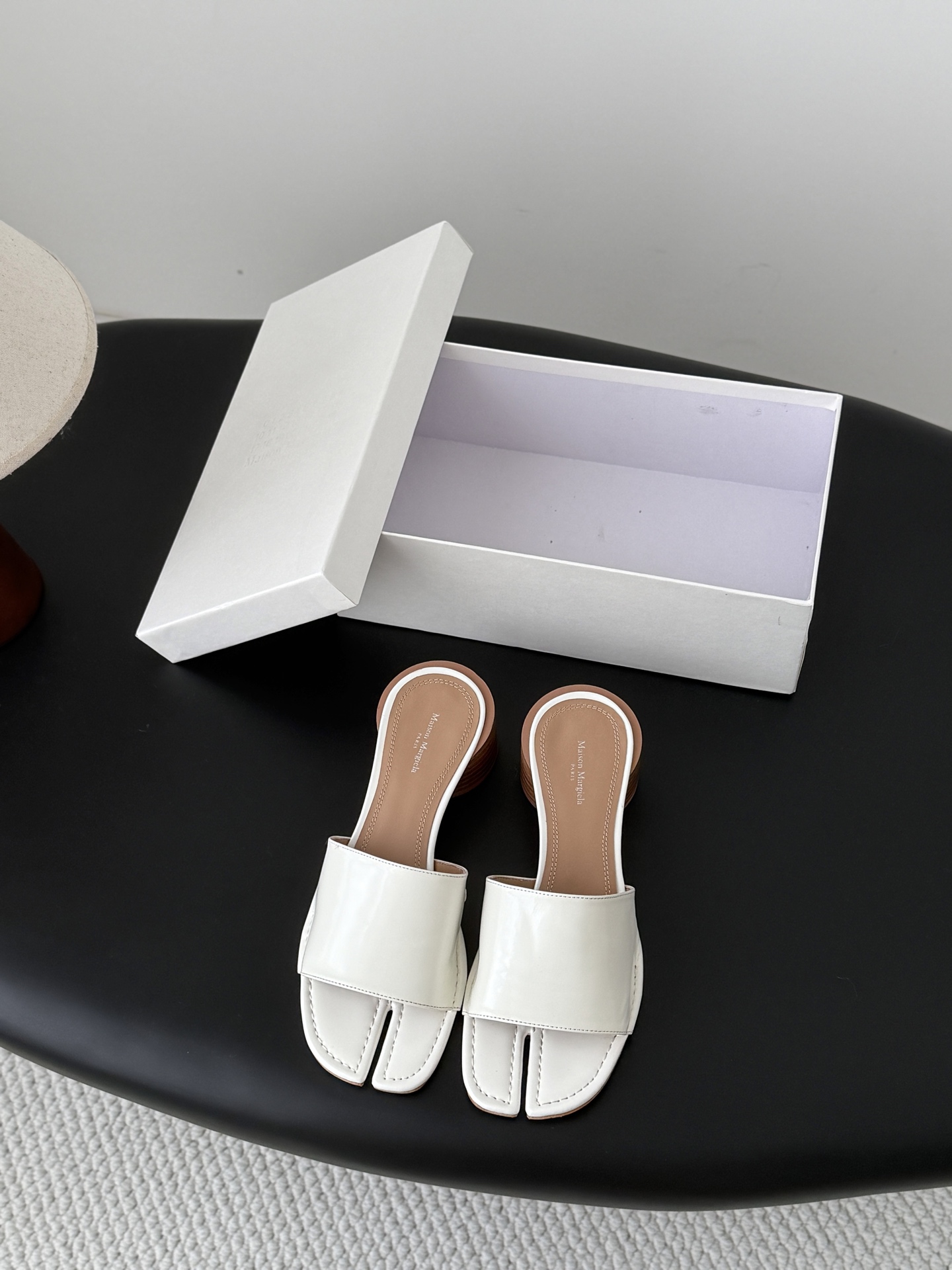 NO:820359,High quality!  Maison Margiela MM6 split-toe shoes Tabi Italian vegetable-tanned sheepskin!  Welcome to compare with the real original outsole!  Size:35-39 Other sizes can be customized, slippers, masion margiela, slippers, sheepskin19860909高定品质！Maison Margiela MM6分趾鞋 Tabi 意产植鞣羊皮！ 欢迎对比 真正的原版大底！ Size:35-39 其他码数定做,拖鞋,masion margiela,slippers,sheepskin,Women's Shoes