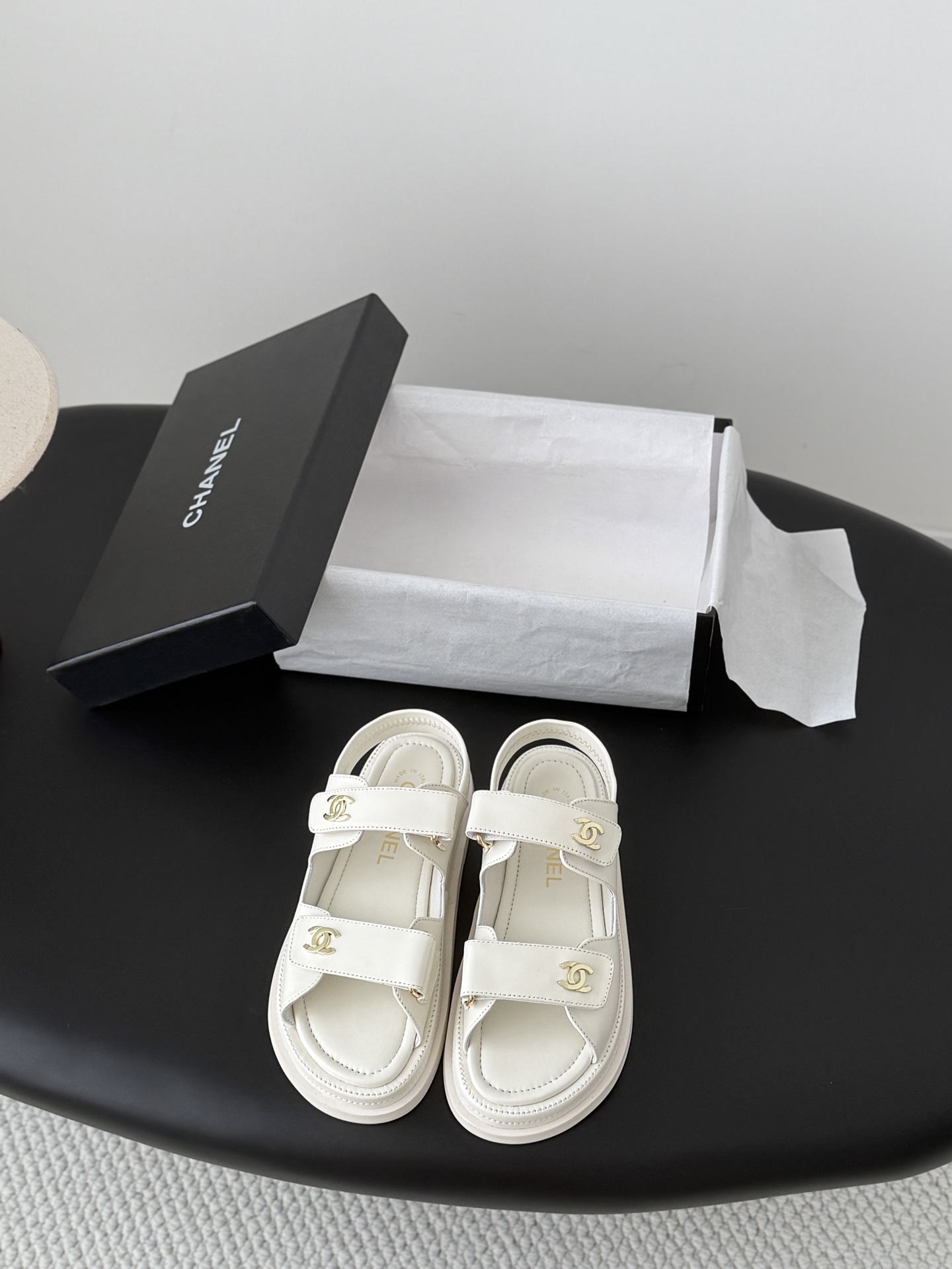 NO:820344,Chanel 26 new Velcro sandal layout!  Top quality matching goods!  I have all the colors at home!  The uppers are made of imported fabrics, the foot pads are lined with sheepskin, and the original hardware buckles are all equipped with top-quality counter packaging!  Size: 35-39 (other sizes are not returnable or exchangeable), slippers and sandals, chanel, sandals, slippers, sheepskin19860909Chanel 26新魔术贴凉鞋版面！ 顶级对版货！ 所有的颜色我家都有！ 鞋面进口面料,垫脚内里羊皮,原版五金扣. 均配专柜顶级包装！ Size:35-39（其它码数定做不退换）,拖鞋凉鞋,chanel,sandals,slippers,sheepskin,Women's Shoes