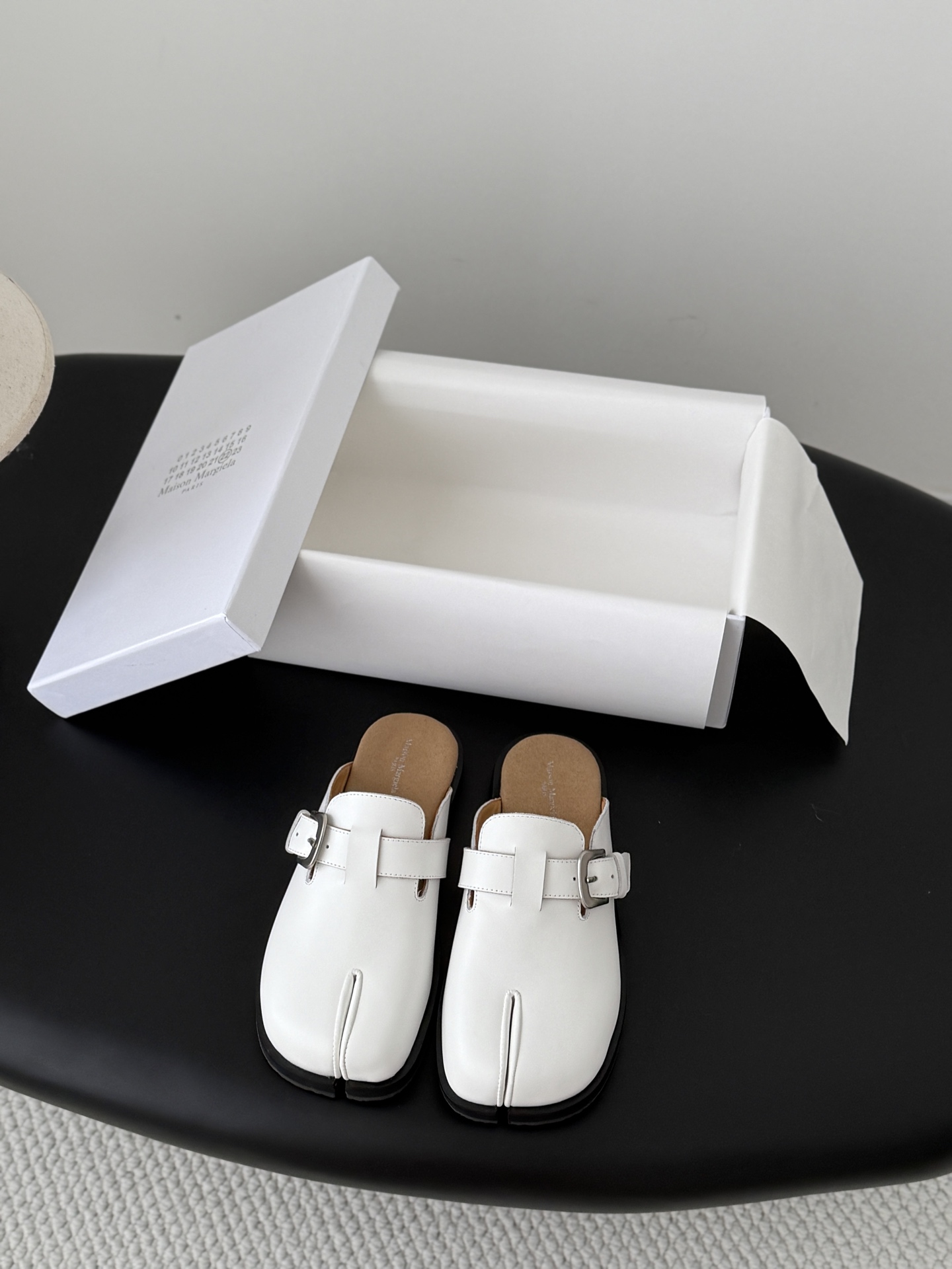 NO:820371,High quality!  Maison Margiela MM6 split-toe shoes Tabi Italian vegetable-tanned sheepskin!  Welcome to compare with the real original outsole!  Size: 35-39 other sizes customized, half drag, masion margiela, sheepskin19860909高定品质！Maison Margiela MM6分趾鞋 Tabi 意产植鞣羊皮！ 欢迎对比 真正的原版大底！ Size:35-39其他码数定做,半拖,masion margiela,sheepskin,Women's Shoes
