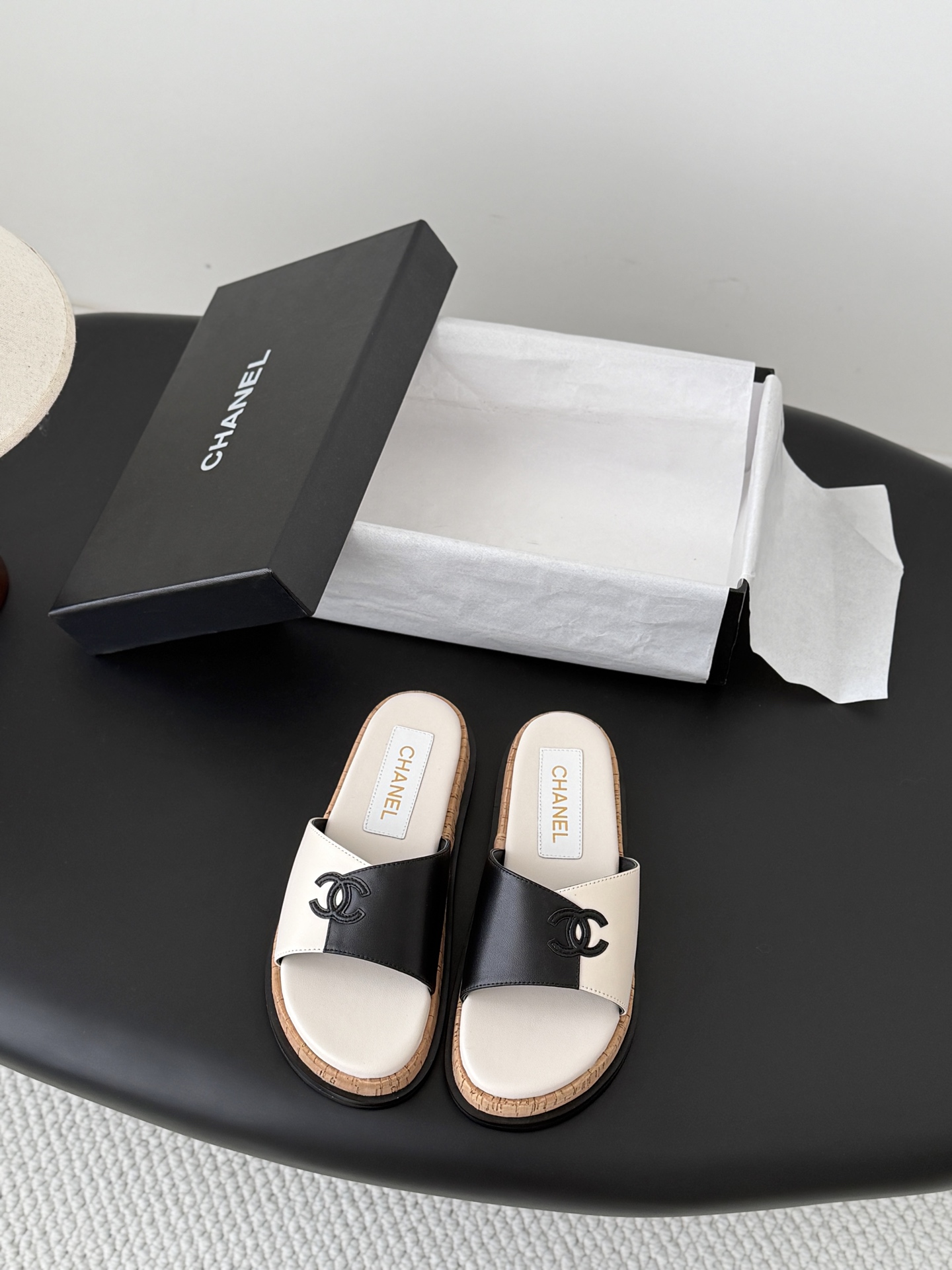 NO:820366,Chanel 26 new double C slippers, the leather texture is super good, and the upper foot is delicate~ Cowhide upper, sheepskin lining, original outsole. Size: 35-39 Other sizes are determined, slippers, chanel, slippers, cowhide, sheepskin19860909Chanel 26新款双C拖鞋 皮料质感超好,上脚秀气～ 鞋面牛皮,内里羊皮,原版大底. Size:35-39 其它码数定,拖鞋,chanel,slippers,cowhide,sheepskin,Women's Shoes