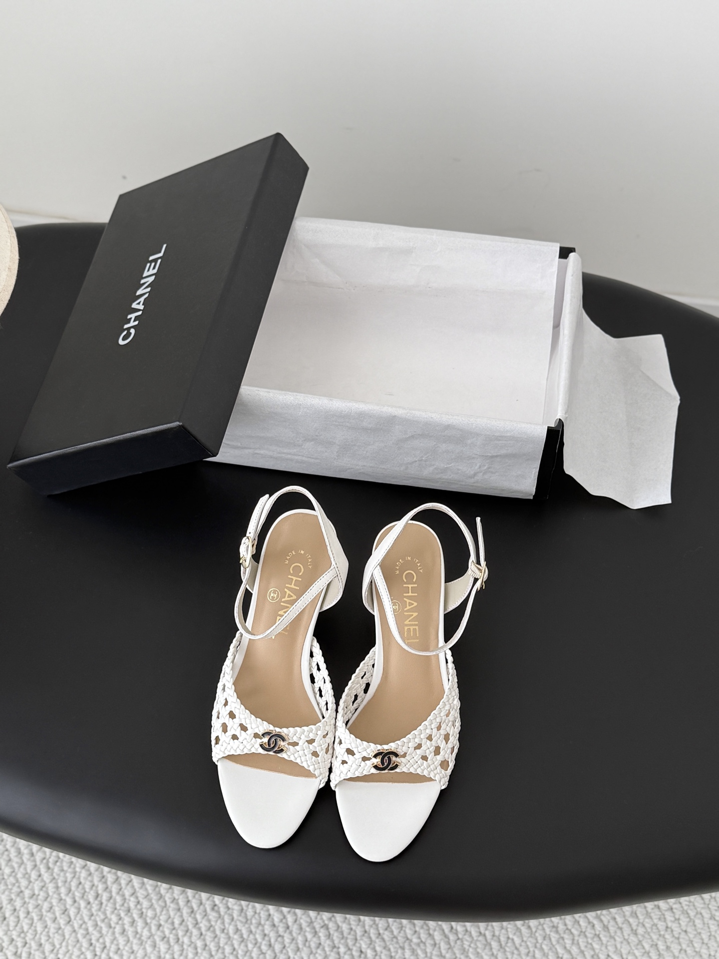 NO:820355,Chanel26 new early spring woven slippers. Small fragrant slippers that exude lasting charm. Many celebrities have recommended them. Simple and easy to match. Size: 35-39 (other sizes are not returned or exchanged), sandals, chanel, sandals, slippers19860909Chanel26早春新款编织拖鞋 散发持久魅力的小香拖鞋 众多明星纷纷推荐 简单好搭配 Size:35-39（其他码数定制不退换）,凉鞋,chanel,sandals,slippers,Women's Shoes