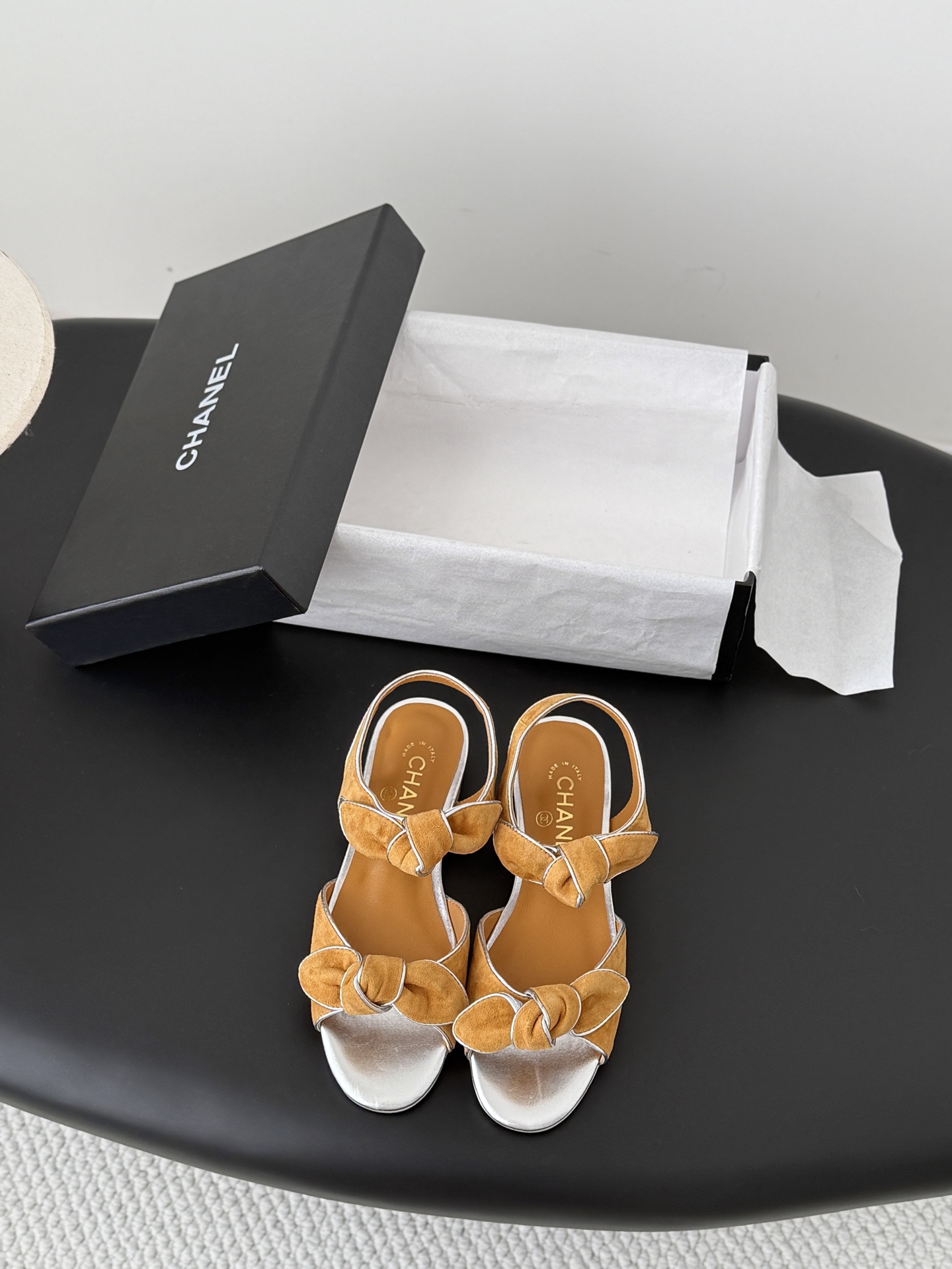 NO:819617,Chanel's 26K new spring and summer bow sandals have the usual elegant and ladylike temperament of Grandma Xiang's family. They are embellished with metal bows and are full of femininity ~ and full of high-end feeling. They are very nice on the feet!  Very versatile!  Incomparably beautiful!  Size35-39 (other size customization is not returnable) 384, sandals, chanel, sandals19860909Chanel 26K春夏新品蝴蝶结凉鞋 香奶奶家一贯的优雅名媛气质 金属蝴蝶结点缀 女人味十足～ 高级感拉满 上脚非常nice！ 非常百搭！无敌美！ Size35-39（其他码数定制不退换）384,凉鞋,chanel,sandals,Women's Shoes