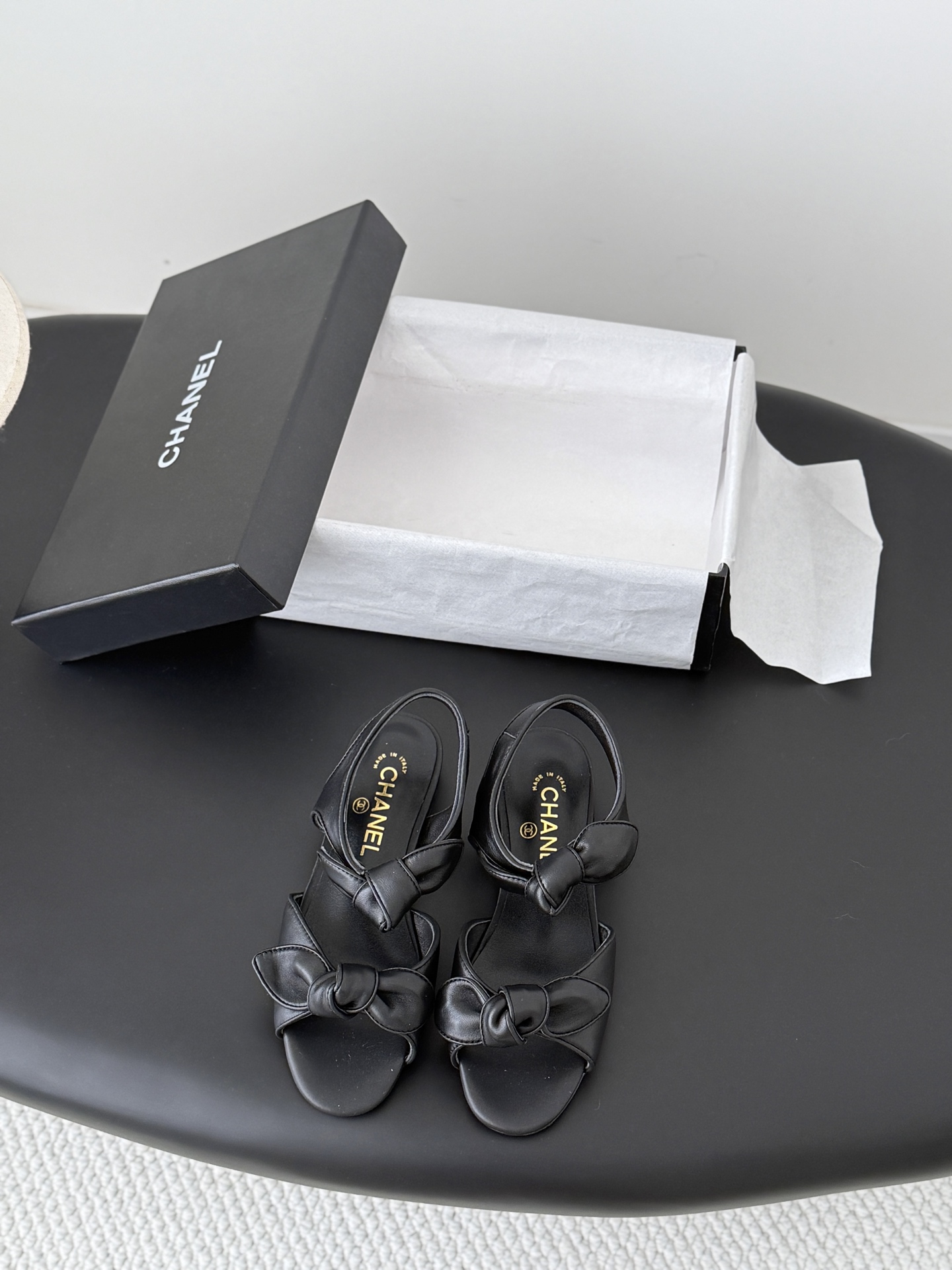 NO:819623,Chanel's 26K new spring and summer bow sandals have the usual elegant and ladylike temperament of Grandma Xiang's family. They are embellished with metal bows and are full of femininity ~ and full of high-end feeling. They are very nice on the feet!  Very versatile!  Incomparably beautiful!  Size35-39（其他码数定制不退换）240,凉鞋,chanel,sandals19860909Chanel 26K春夏新品蝴蝶结凉鞋 香奶奶家一贯的优雅名媛气质 金属蝴蝶结点缀 女人味十足～ 高级感拉满 上脚非常nice！ 非常百搭！无敌美！ Size35-39（其他码数定制不退换）240,凉鞋,chanel,sandals,Women's Shoes
