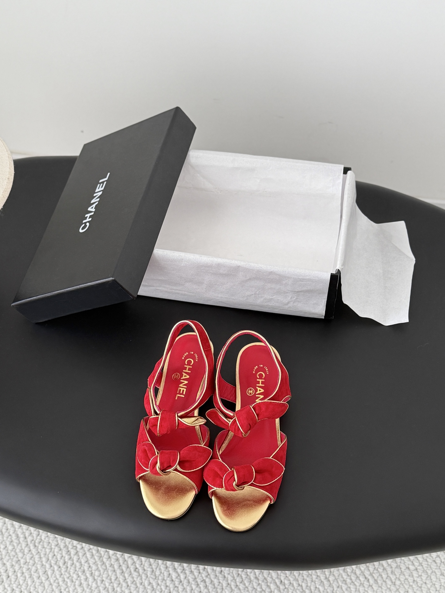 NO:820360,Chanel's 26K new spring and summer bow sandals have the usual elegant and ladylike temperament of Grandma Xiang's family. They are embellished with metal bows and are full of femininity ~ and full of high-end feeling. They are very nice on the feet!  Very versatile!  Incomparably beautiful!  Size35-39 (other size customization is not returnable), sandals, chanel, sandals19860909Chanel 26K春夏新品蝴蝶结凉鞋 香奶奶家一贯的优雅名媛气质 金属蝴蝶结点缀 女人味十足～ 高级感拉满 上脚非常nice！ 非常百搭！无敌美！ Size35-39（其他码数定制不退换）,凉鞋,chanel,sandals,Women's Shoes