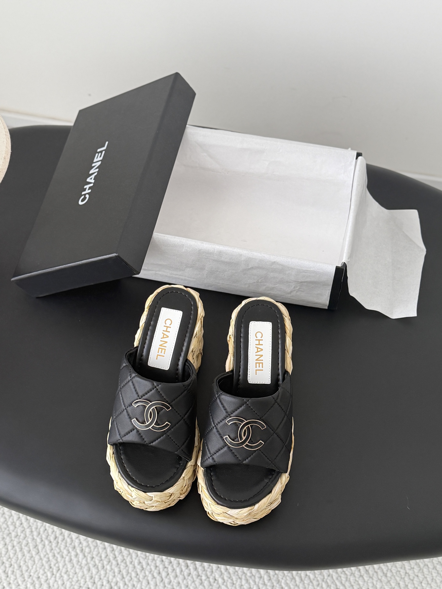 NO:820345,Chanel's classic straw-soled lazy slippers are full of luxury!  Very nice on the feet ~ very versatile!  Incomparably beautiful!  Special fairy padding sheepskin lining original rubber outsole Size35-39 (customized 40/41), slippers, chanel, slippers, espadrilles, sheepskin19860909Chanel经典草编底懒人拖鞋 高级感十足！上脚非常nice～ 非常百搭！无敌美！特别仙 内里垫脚羊皮 原版橡胶大底 Size35-39（40/41定制）,拖鞋,chanel,slippers,espadrilles,sheepskin,Women's Shoes