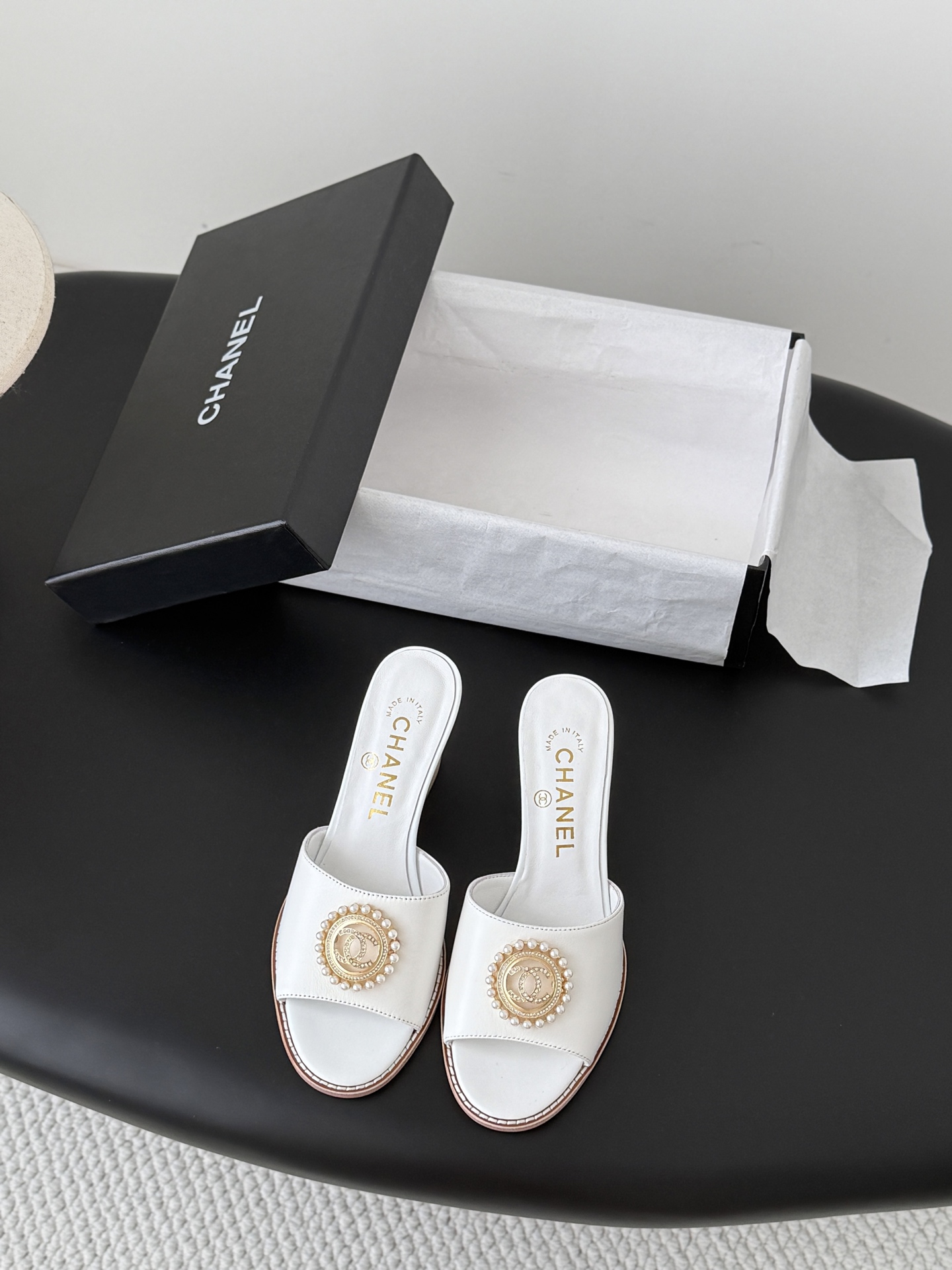 NO:820340,Chanel 26P new wedge-heeled slippers, simple and versatile!  Upper cowhide/suede, molded hardware buckle, leather outsole Size: 35-39 Other sizes are determined, high heels slippers, chanel, high heels, slippers, cowhide, chamois leather, Leather soles19860909Chanel 26P新款坡跟拖鞋 简约百搭款！ 鞋面牛皮/麂皮 开模五金扣 真皮大底 Size:35-39 其他码数定,高跟鞋拖鞋,chanel,high heels,slippers,cowhide,chamois leather,Leather soles,Women's Shoes