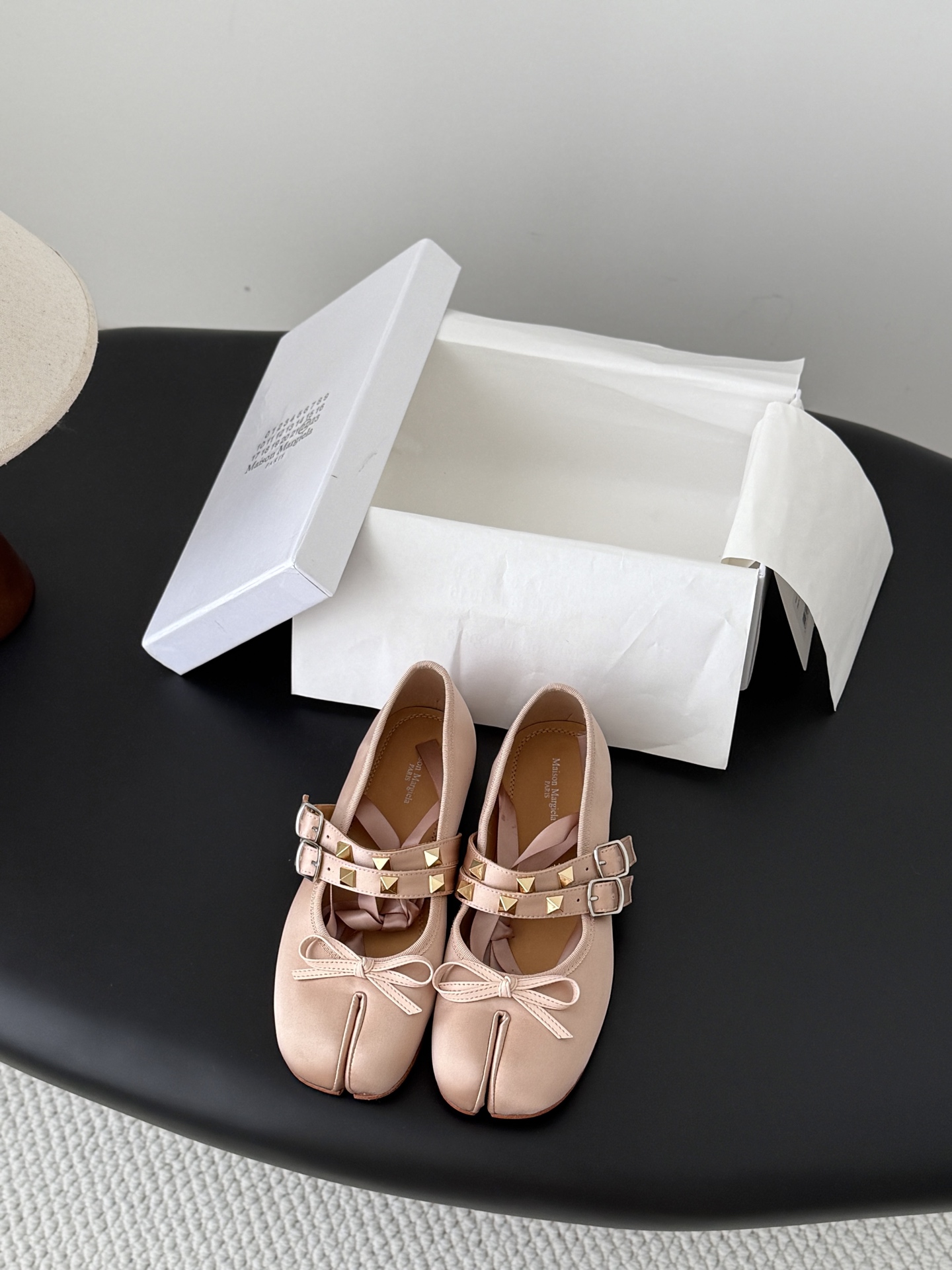 NO:820336,High quality!  Maison Margiela MM6 split-toe shoes Tabi Italian vegetable-tanned sheepskin!  Welcome to compare with the real original outsole!  Size: 35-39 other sizes customized, ballet shoes, masion margiela, sheepskin19860909高定品质！Maison Margiela MM6分趾鞋 Tabi 意产植鞣羊皮！ 欢迎对比 真正的原版大底！ Size:35-39其他码数定做,芭蕾舞鞋,masion margiela,sheepskin,Women's Shoes