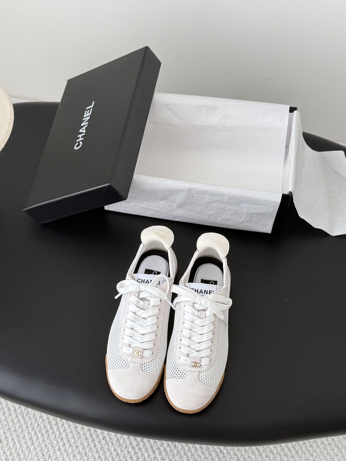 NO:820327,Chanel 26C new mesh casual shoes are versatile and can go wrong. The mesh hollow design is full of energy with contrasting colors. The upper foot is very delicate. Original customized material for the upper. Original outsole. Size: 35-40, casual shoes/sports shoes, chanel, sneakers19860909Chanel 26C新款网面休闲鞋 百搭不会出错 网面镂空设计 撞色搭配活力满满啊 上脚很秀气 鞋面原版定制材料 原版大底 Size:35-40,休闲鞋/运动鞋,chanel,sneakers,Women's Shoes