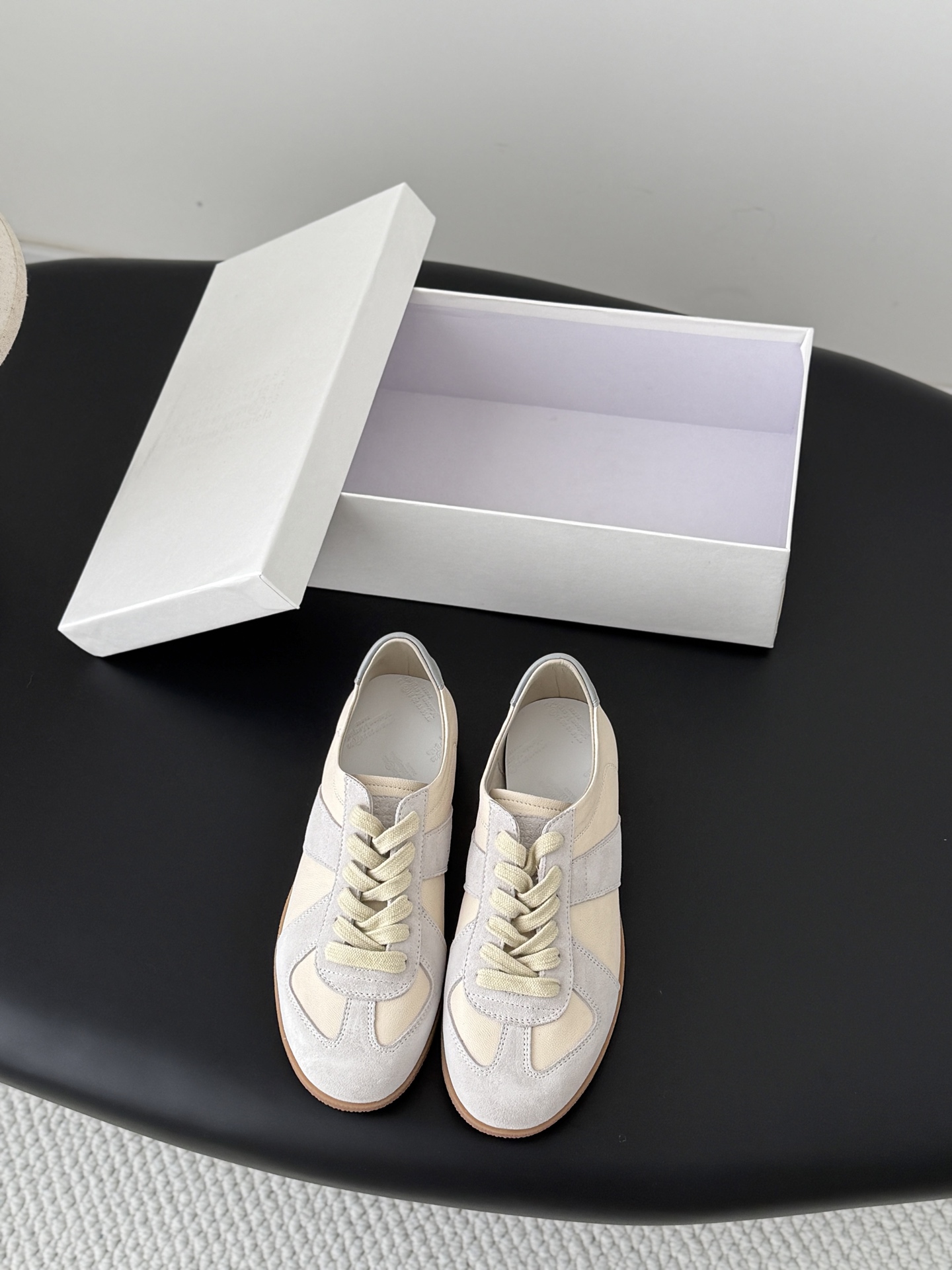 NO:820331,High quality!  Maison Margiela MM6 new moral training shoes!  Classic style, close your eyes and enter, high quality and high version!  Very easy to wear on the feet, light and comfortable ~ Size: 35-44, casual shoes/sports shoes, masion margiela, sneakers19860909高定品质！Maison Margiela MM6全新德训鞋！ 经典款闭眼入,高品质高版本！ 上脚非常好穿,轻便舒适～ Size:35-44,休闲鞋/运动鞋,masion margiela,sneakers,Women's Shoes