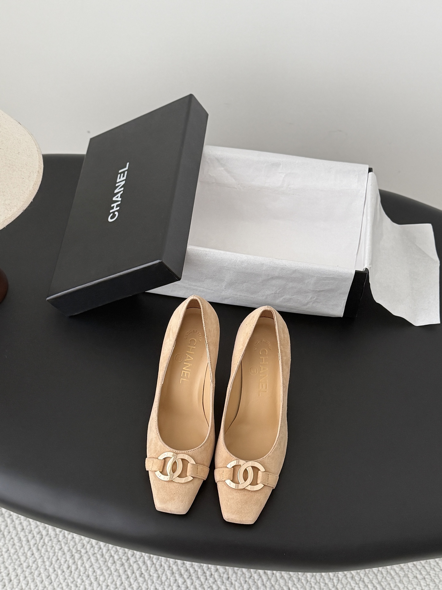 NO:820357,Chanel 26P spring new double C shoes are worn by many celebrity bloggers. They are a must-have pair for spring and summer. Minimalist style prevails, simple but not losing personality. Don’t look too good when paired with jeans!  Original mold opening 1:1 Size: 35-39 (other sizes cannot be returned or exchanged), high-heeled shoes, chanel, high heels, jeans19860909Chanel 26P春季新款双C单鞋 超多明星博主上脚,春夏必备的一双 极简风当道,简单不失个性 搭配牛仔裤不要太好看！ 原版开模1:1 Size:35-39（其他码数定做不退换）,高跟鞋单鞋,chanel,high heels,jeans,Women's Shoes