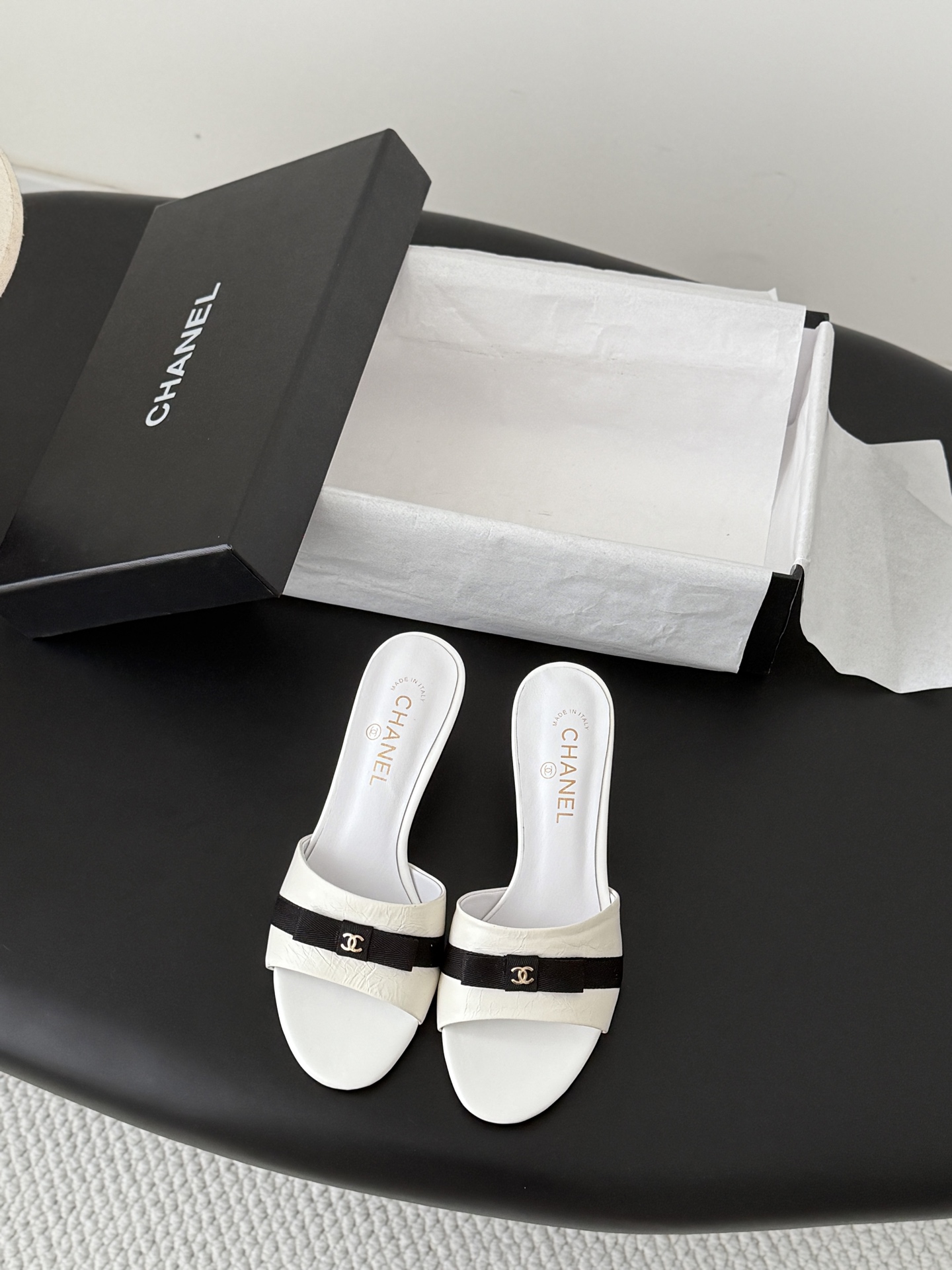 NO:820352,Chanel26 new slippers for early spring. Small fragrant slippers that exude lasting charm. Recommended by many celebrities. Simple and easy to match. Size: 35-39 (other sizes are not returnable for customization), high heels and slippers, chanel, high heels, slippers19860909Chanel26早春新款拖鞋 散发持久魅力的小香拖鞋 众多明星纷纷推荐 简单好搭配 Size:35-39（其他码数定制不退换）,高跟鞋拖鞋,chanel,high heels,slippers,Women's Shoes