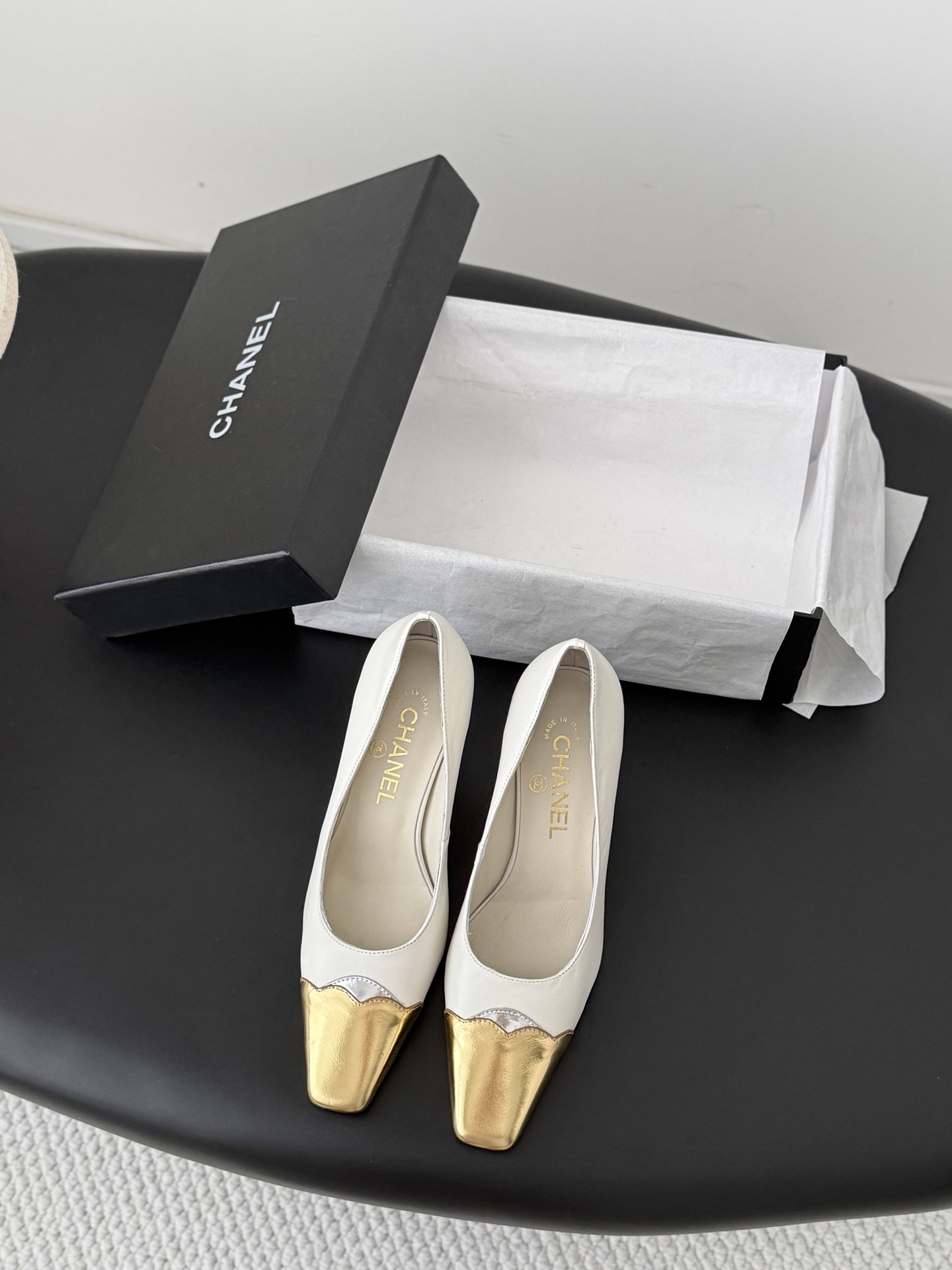 NO:868317,Chanel 26P spring new double C shoes are worn by many celebrity bloggers. They are a must-have pair for spring and summer. Minimalist style prevails, simple but not losing personality. Don’t look too good when paired with jeans!  Original mold opening 1:1 Size: 35-39 (other sizes cannot be returned or exchanged), high heels and sandals, chanel, sandals, high heels, jeans19860909Chanel 26P春季新款双C单鞋 超多明星博主上脚,春夏必备的一双 极简风当道,简单不失个性 搭配牛仔裤不要太好看！ 原版开模1:1 Size:35-39（其他码数定做不退换）,高跟鞋凉鞋,chanel,sandals,high heels,jeans,Women's Shoes