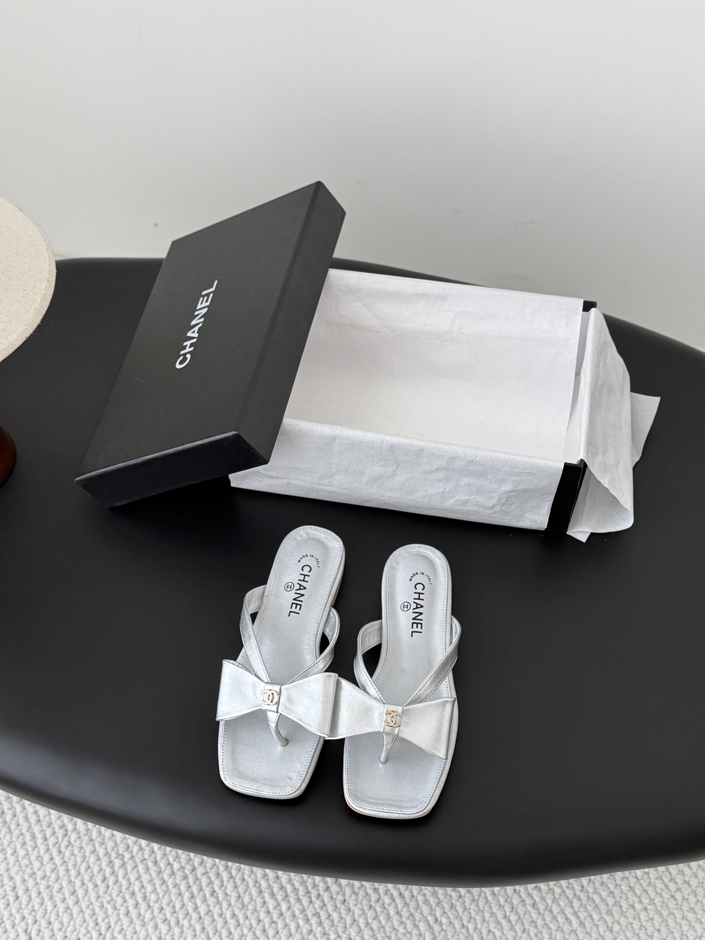 NO:868303,Chanel 26P new double C flip-flops. This series is really amazing. How come they are so beautiful!  Summer is really an invincible combination that can be salty or sweet~ Cowhide upper, lambskin lining, genuine leather outsole, size 35-39 (customized 40/41), split-toe shoes, chanel, slippers, cowhide, sheepskin, Leather soles19860909Chanel 26P新品双C人字拖鞋 这一系列这真的是绝了 怎么会这么美！ 夏天真的是无敌搭配可盐可甜～ 鞋面牛皮 内里是小羊皮 真皮大底 码数35-39（40/41定制）,分趾鞋,chanel,slippers,cowhide,sheepskin,Leather soles,Women's Shoes