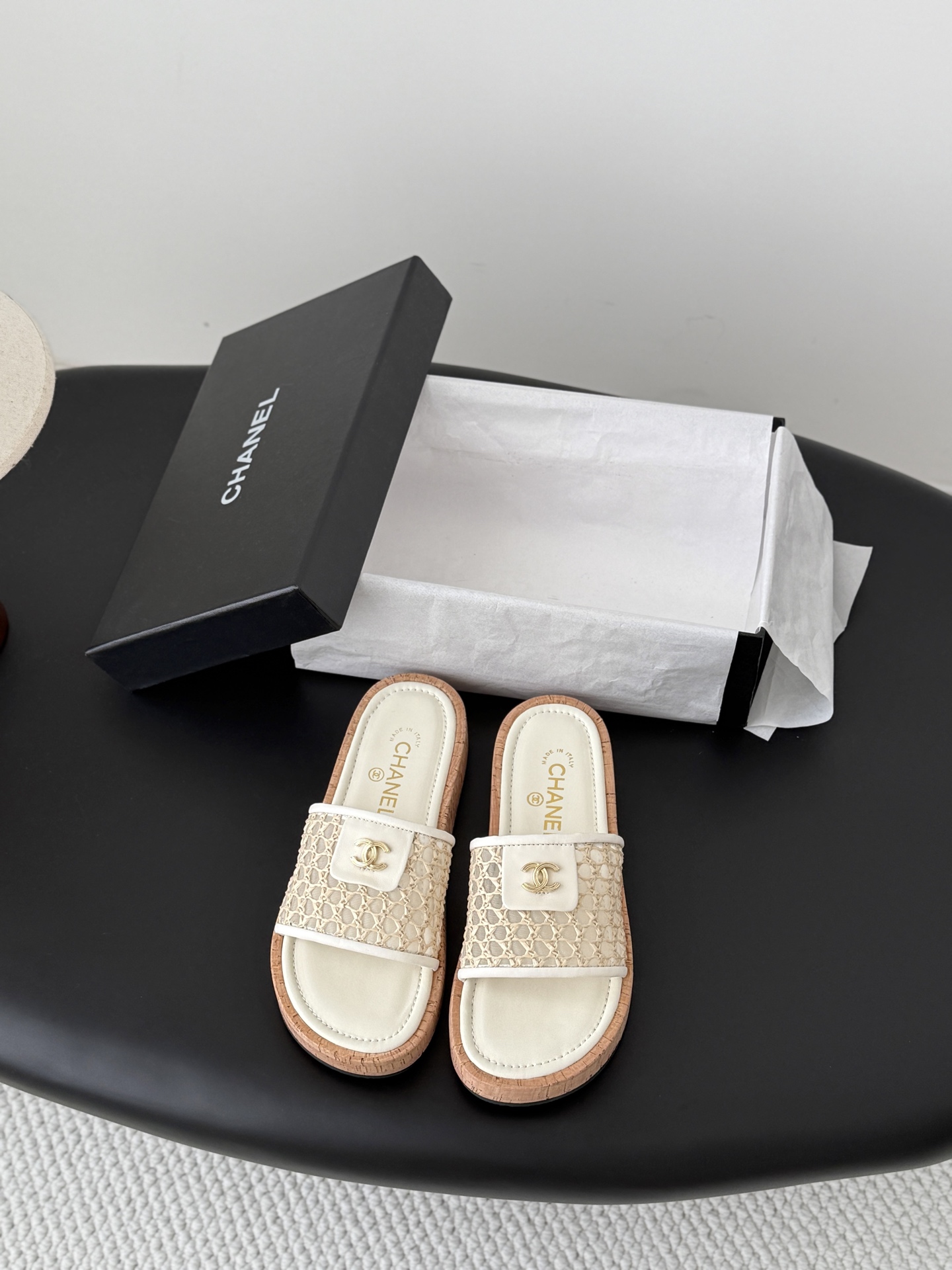NO:868310,Chanel 26P new double C mesh slippers. This series is really amazing. How can it be so beautiful!  Summer is really an invincible combination that can be salty or sweet~ Cowhide upper, lambskin lining, original outsole, size 35-39 (customized 40/41), slippers, chanel, slippers, cowhide, sheepskin19860909Chanel 26P新品双C网纱拖鞋 这一系列这真的是绝了 怎么会这么美！ 夏天真的是无敌搭配可盐可甜～ 鞋面牛皮 内里是小羊皮 原版大底 码数35-39（40/41定制）,拖鞋,chanel,slippers,cowhide,sheepskin,Women's Shoes