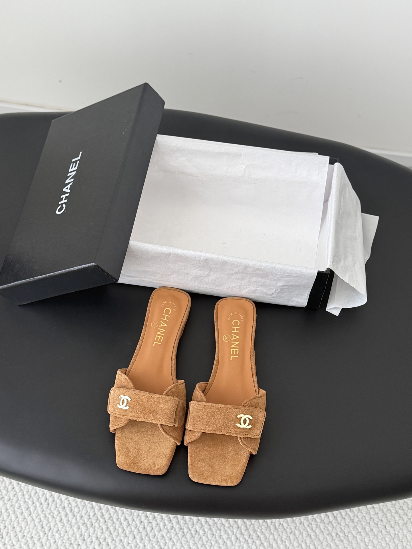 NO:876836,Chanel 26C new schoolbag buckle slippers, the return of the classic schoolbag buckle design, special Vintage, full of retro flavor, loafers have also grown to aesthetics, upper cowhide, lining sheepskin, leather outsole Size: 35-39, other sizes are customized 395, slippers, chanel, loafers, slippers, cowhide, sheepskin, Leather soles19860909Chanel 26C新款书包扣拖鞋 回归的经典书包扣设计 特别Vintage 复古味十足 乐福鞋也长到了审美上 鞋面牛皮 内里羊皮 真皮大底 Size:35-39 其他码数定做 395,拖鞋,chanel,loafers,slippers,cowhide,sheepskin,Leather soles,Women's Shoes