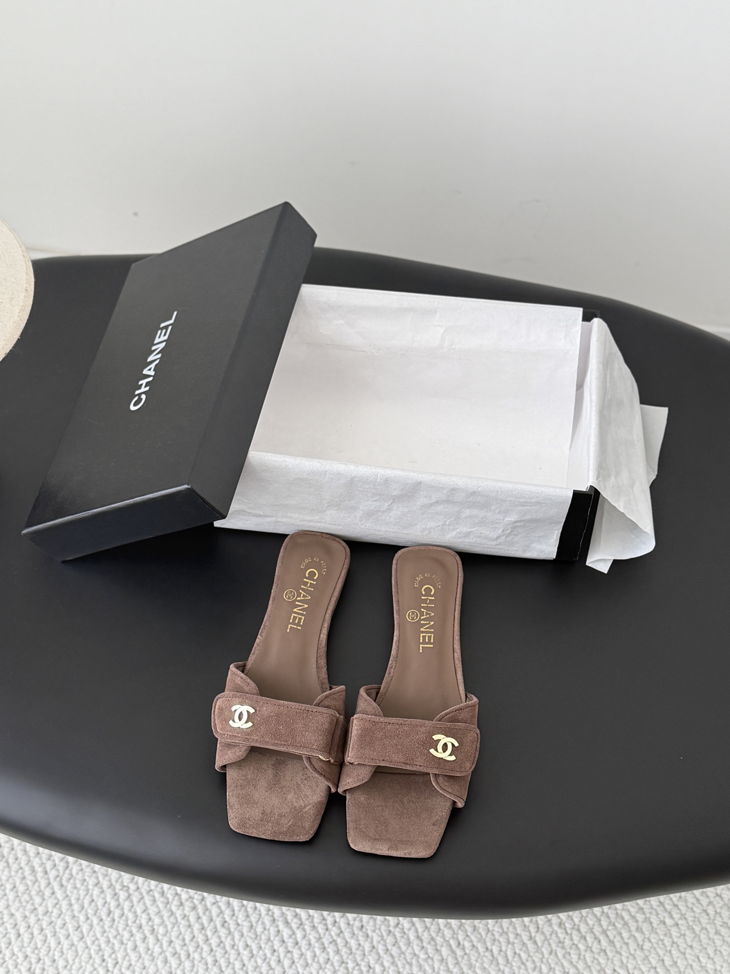 NO:868950,Chanel 26C new schoolbag buckle slippers, the return of the classic schoolbag buckle design, special Vintage, full of retro flavor, loafers have also grown to the aesthetic level, upper cowhide, lining sheepskin, leather outsole Size: 35-39 Other sizes are customized, slippers, chanel, loafers, slippers, cowhide, sheepskin, Leather soles19860909Chanel 26C新款书包扣拖鞋 回归的经典书包扣设计 特别Vintage 复古味十足 乐福鞋也长到了审美上 鞋面牛皮 内里羊皮 真皮大底 Size:35-39 其他码数定做,拖鞋,chanel,loafers,slippers,cowhide,sheepskin,Leather soles,Women's Shoes