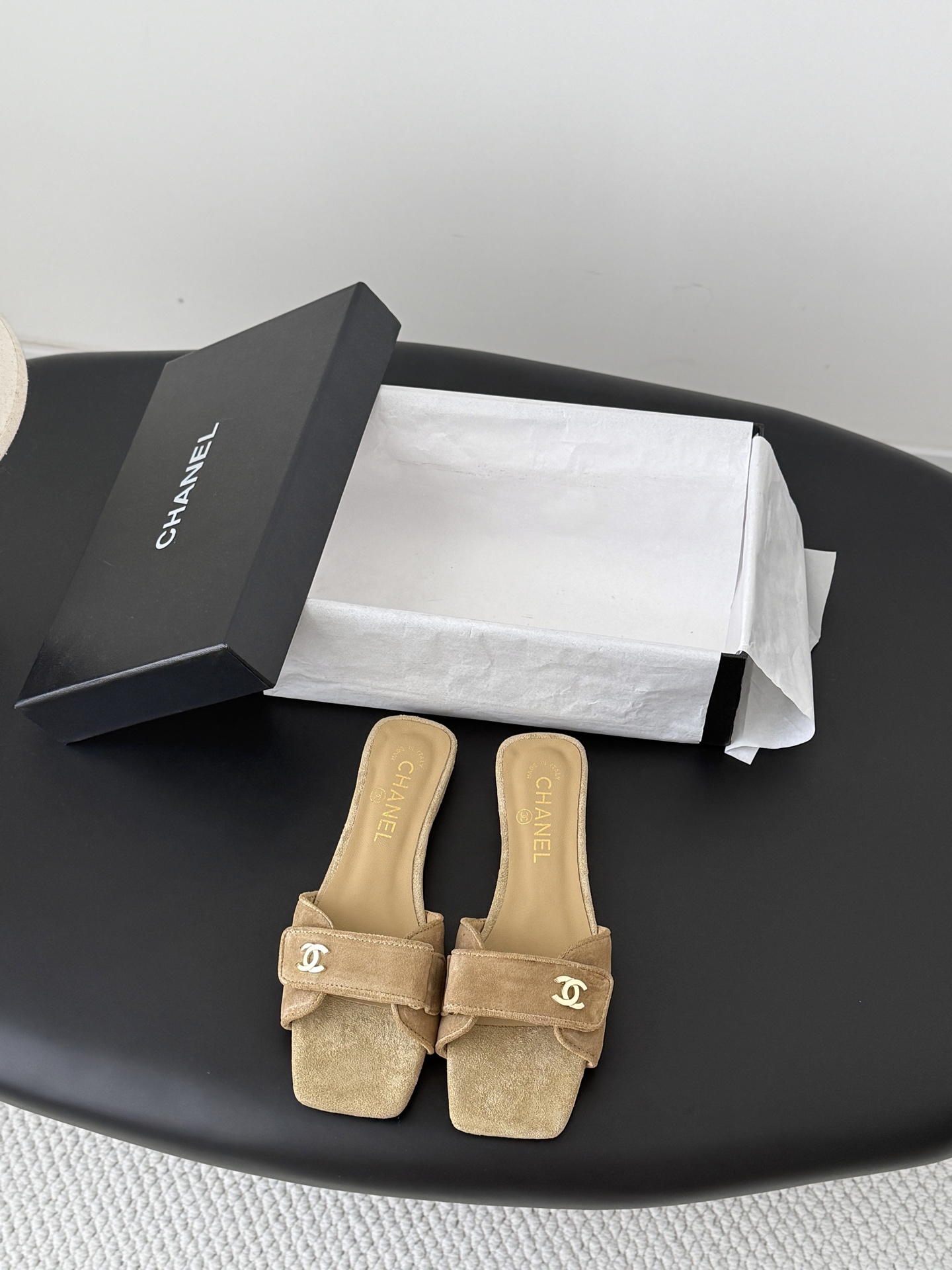 NO:868961,Chanel 26C new schoolbag buckle slippers, the return of the classic schoolbag buckle design, special Vintage, full of retro flavor, loafers have also grown to the aesthetic level, upper cowhide, lining sheepskin, leather outsole Size: 35-39 Other sizes are customized, slippers, chanel, loafers, slippers, cowhide, sheepskin, Leather soles19860909Chanel 26C新款书包扣拖鞋 回归的经典书包扣设计 特别Vintage 复古味十足 乐福鞋也长到了审美上 鞋面牛皮 内里羊皮 真皮大底 Size:35-39 其他码数定做,拖鞋,chanel,loafers,slippers,cowhide,sheepskin,Leather soles,Women's Shoes