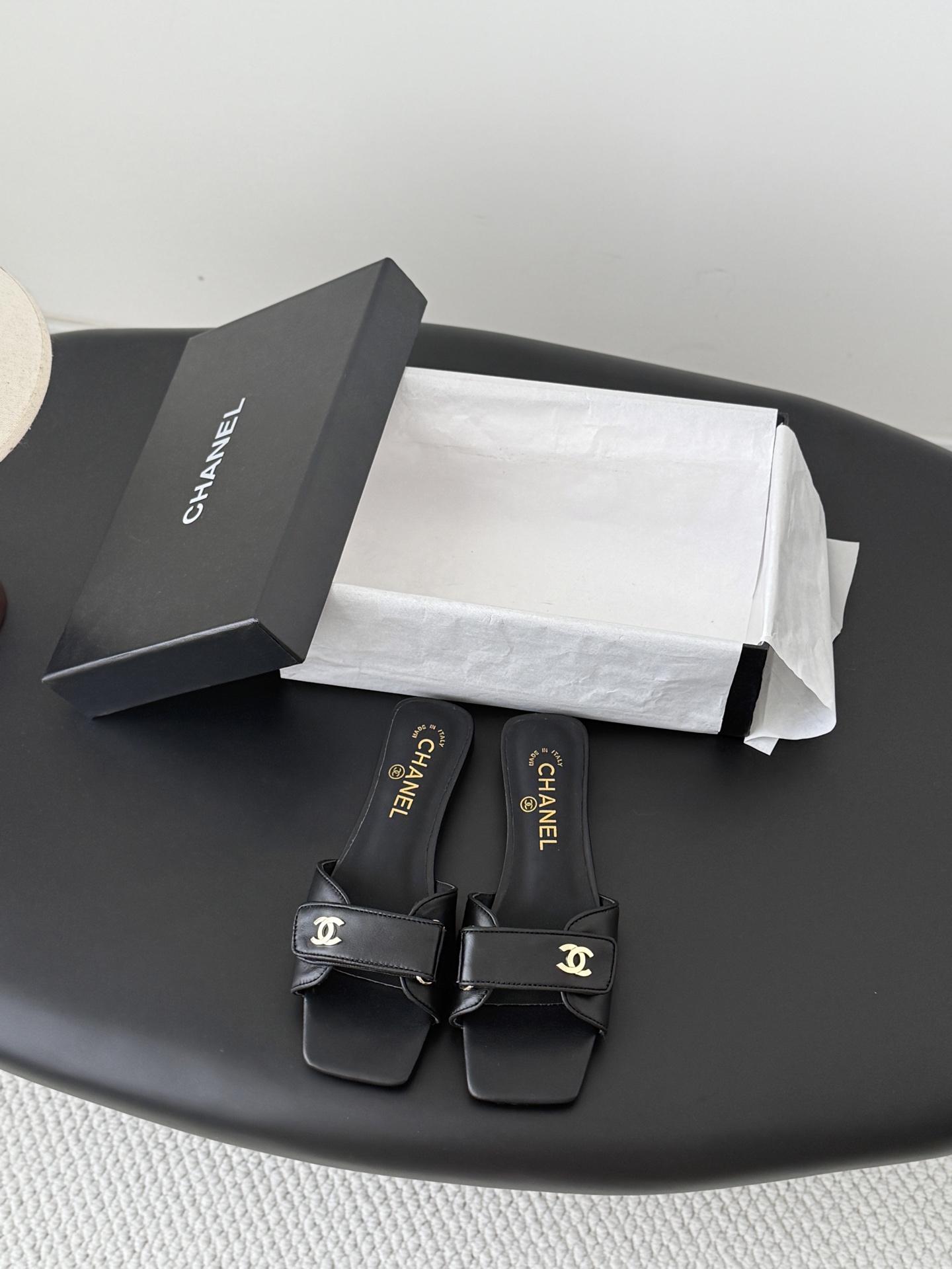 NO:876842,Chanel 26C new schoolbag buckle slippers, the return of the classic schoolbag buckle design, special Vintage, full of retro flavor, loafers have also grown to aesthetics, upper cowhide, lining sheepskin, leather outsole Size: 35-39, other sizes are customized 395, slippers, chanel, loafers, slippers, cowhide, sheepskin, Leather soles19860909Chanel 26C新款书包扣拖鞋 回归的经典书包扣设计 特别Vintage 复古味十足 乐福鞋也长到了审美上 鞋面牛皮 内里羊皮 真皮大底 Size:35-39 其他码数定做395,拖鞋,chanel,loafers,slippers,cowhide,sheepskin,Leather soles,Women's Shoes