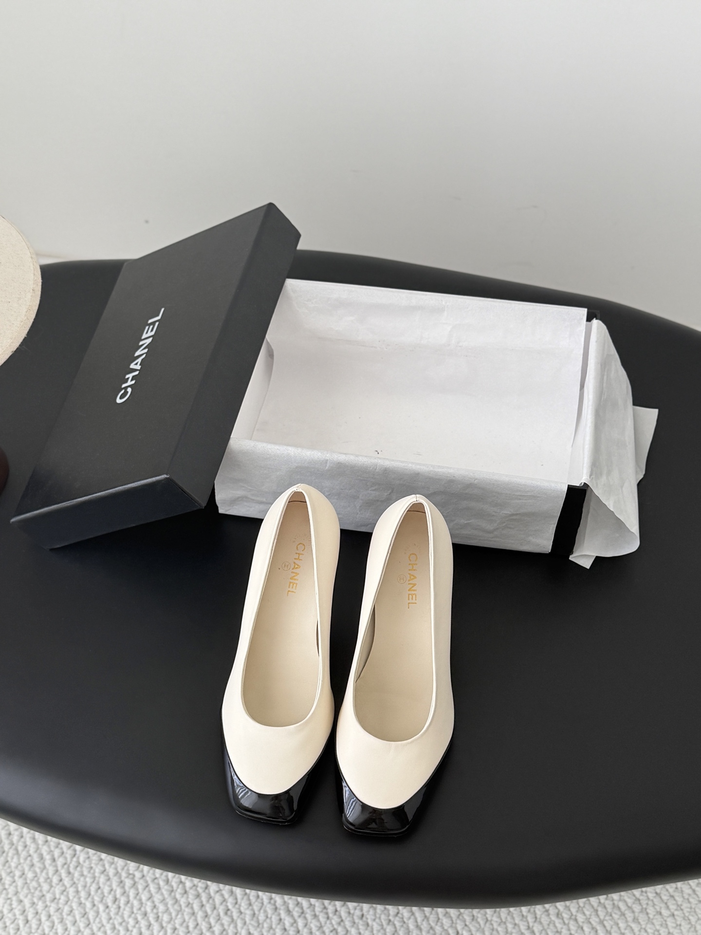 NO:868485,Chanel 26K Mary Jane shoes are simple yet sweet and playful!  Three-dimensional electric embroidery logo, solid color fabric is refreshing and easy to match, with buttons for more heeling. Sheepskin lining, genuine leather outsole Size: 35-39 Other sizes can be customized, non-refundable, Mary Jane, chanel, mary jane, sheepskin, Leather soles19860909Chanel 26K玛丽珍单鞋 简约又不失甜美俏皮！ 立体电绣logo,纯色面料清爽易搭,搭配扣子更加跟脚.内里羊皮 真皮大底 Size:35-39 其他码数定做不退换,玛丽珍,chanel,mary jane,sheepskin,Leather soles,Women's Shoes