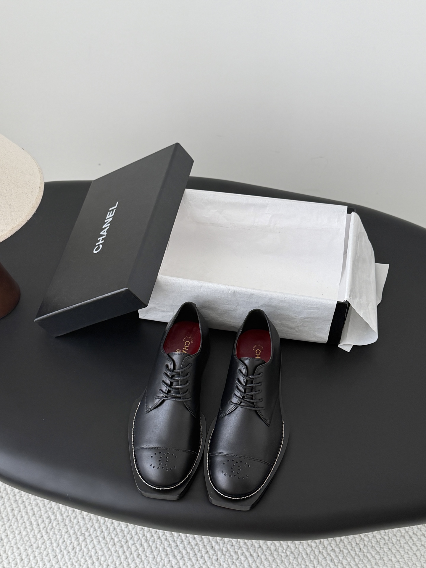 NO:876850,Chanel 26 new casual shoes. This versatile sneaker looks ordinary. It is really easy to match when you put it on. It is so cool. It is super comfortable on the foot. The comfort level is perfect. Size35-39. Other sizes are customized. 102, loafers, chanel, loafers19860909Chanel 26新款休闲单鞋 这款百搭的板鞋 看似平平无奇 上脚后属实好搭 酷毙了 上脚超舒服的 舒适度没得说 直接满分 Size35-39 其他码数定做 102,乐福鞋,chanel,loafers,Women's Shoes