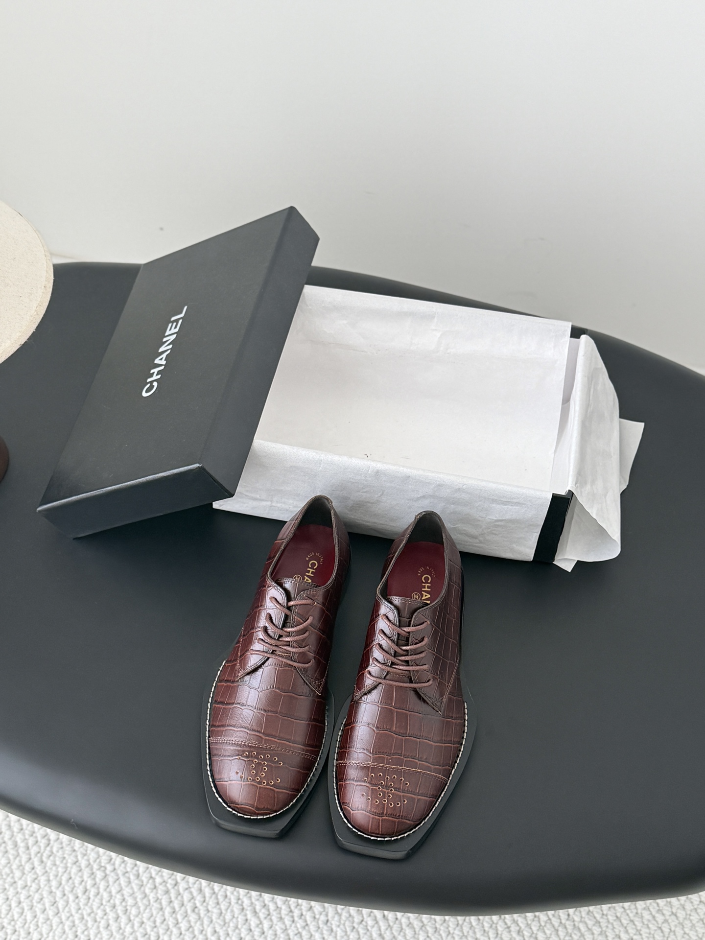 NO:876857,Chanel 26 new casual shoes. This versatile sneaker looks ordinary. It is really easy to match when you put it on. It is so cool. It is super comfortable on the foot. The comfort level is perfect. Size35-39. Other sizes are customized, loafers, chanel, and loafers.19860909Chanel 26新款休闲单鞋 这款百搭的板鞋 看似平平无奇 上脚后属实好搭 酷毙了 上脚超舒服的 舒适度没得说 直接满分 Size35-39 其他码数定做,乐福鞋,chanel,loafers,Women's Shoes