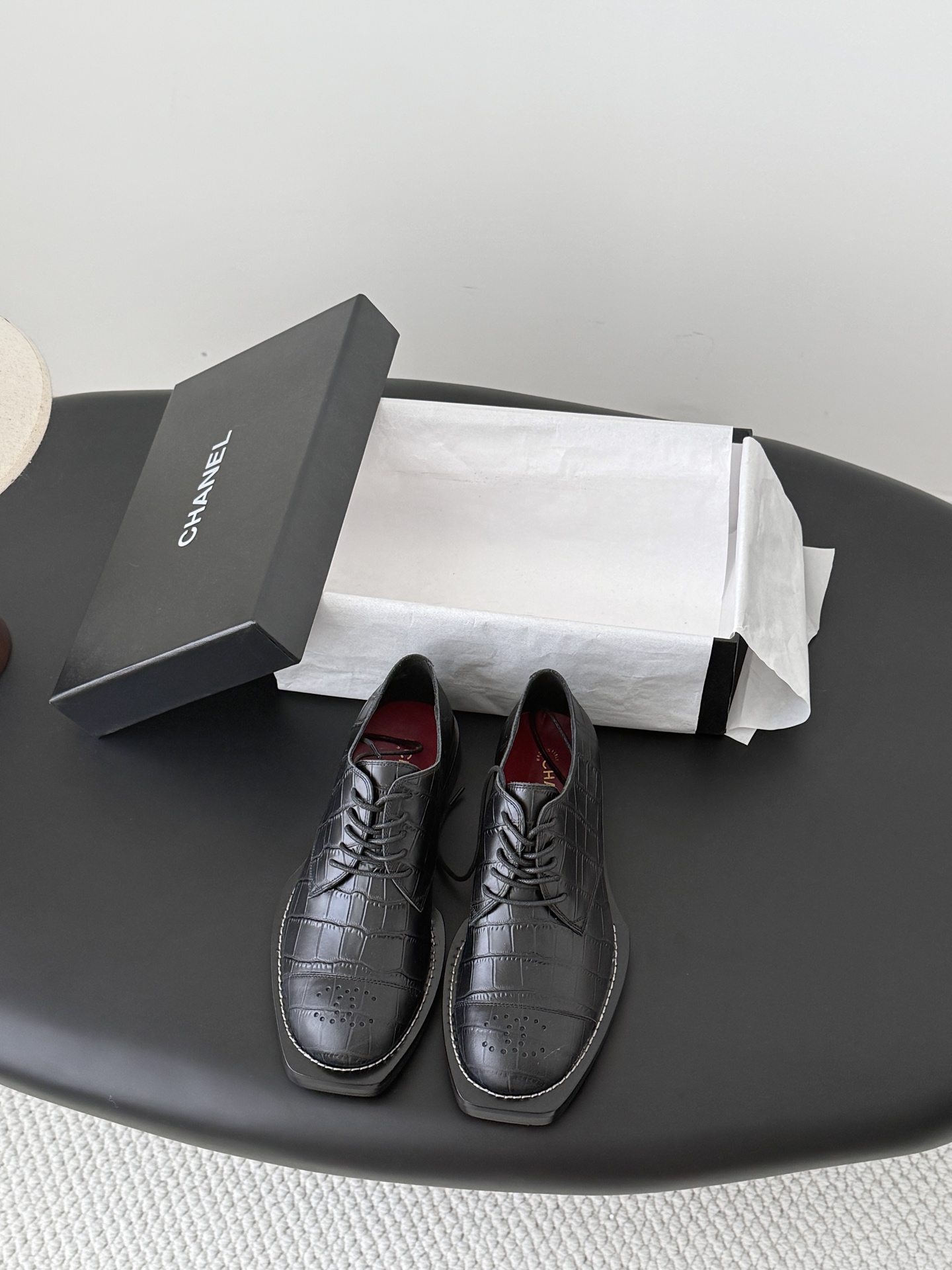 NO:876864,Chanel 26 new casual shoes. This versatile sneaker looks ordinary. It is really easy to match when you put it on. It is so cool. It is super comfortable on the foot. The comfort level is perfect. Size35-39. Other sizes are customized. 102, loafers, chanel, loafers19860909Chanel 26新款休闲单鞋 这款百搭的板鞋 看似平平无奇 上脚后属实好搭 酷毙了 上脚超舒服的 舒适度没得说 直接满分 Size35-39 其他码数定做 102,乐福鞋,chanel,loafers,Women's Shoes