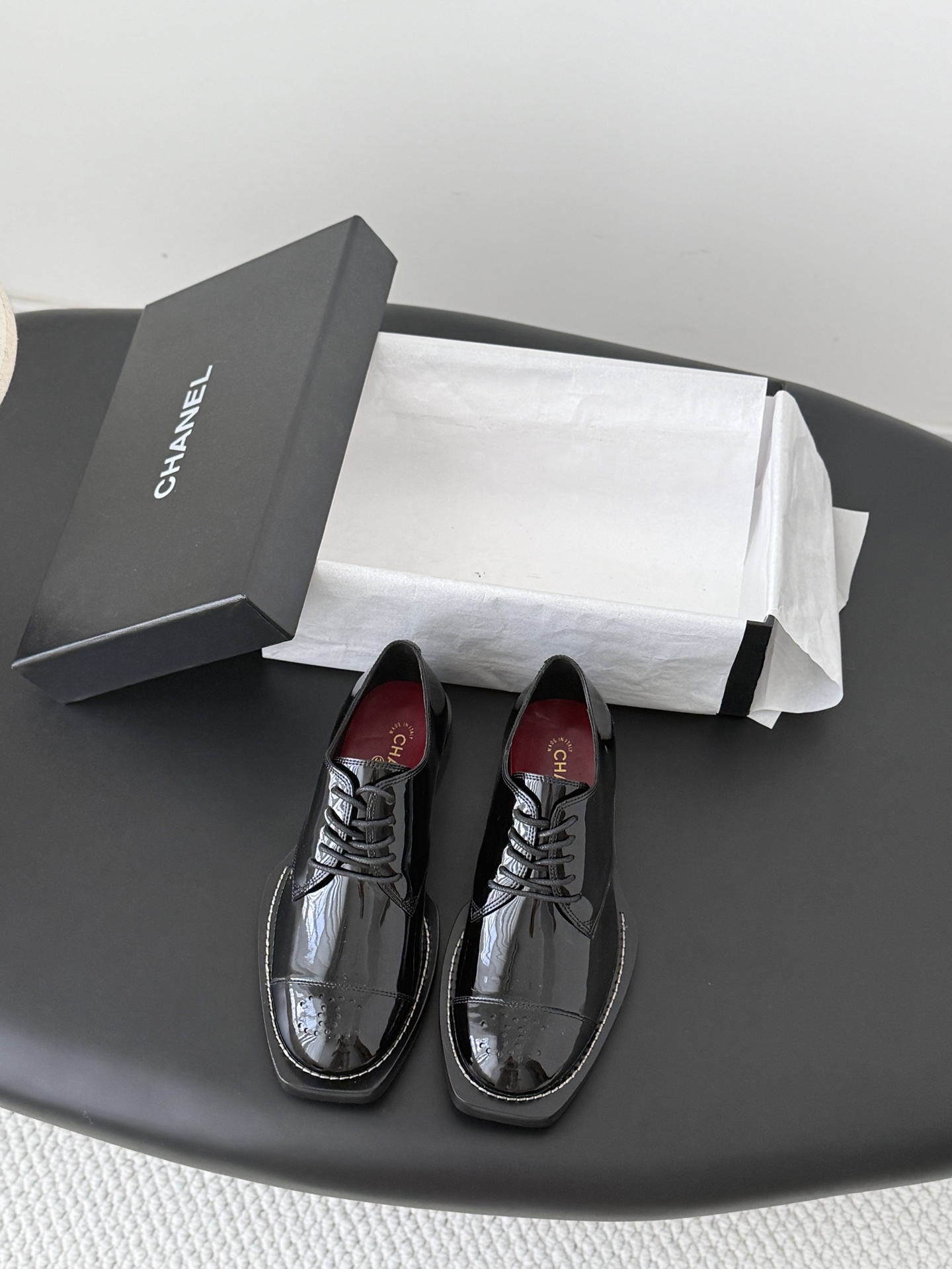 NO:876871,Chanel 26 new casual shoes. This versatile sneaker looks ordinary. It is really easy to match when you put it on. It is so cool. It is super comfortable on the foot. The comfort level is perfect.19860909Chanel 26新款休闲单鞋 这款百搭的板鞋 看似平平无奇 上脚后属实好搭 酷毙了 上脚超舒服的 舒适度没得说 直接满分 Size35-39 其他码数定做102,乐福鞋,chanel,loafers,Women's Shoes