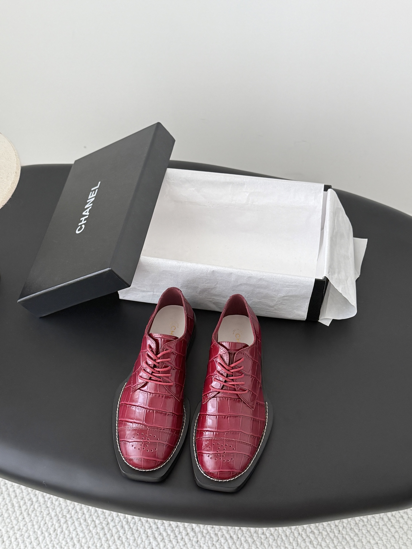 NO:876878,Chanel 26 new casual shoes. This versatile sneaker looks ordinary. It is really easy to match when you put it on. It is so cool. It is super comfortable on the foot. The comfort level is perfect.19860909Chanel 26新款休闲单鞋 这款百搭的板鞋 看似平平无奇 上脚后属实好搭 酷毙了 上脚超舒服的 舒适度没得说 直接满分 Size35-39 其他码数定做102,乐福鞋,chanel,loafers,Women's Shoes