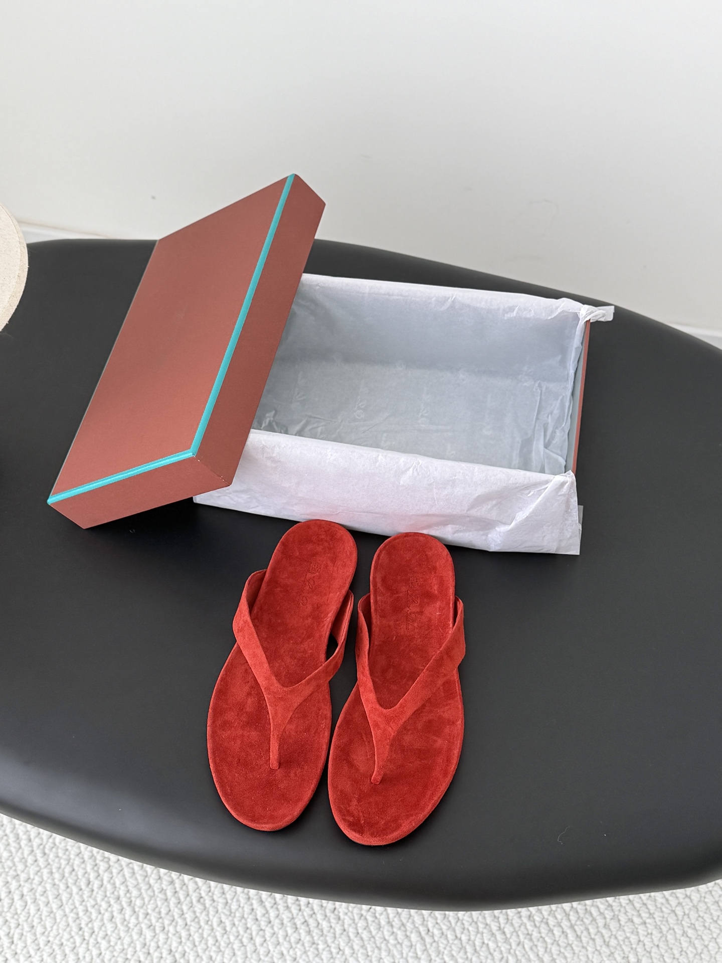 NO:869631,Loro Piana NUO Piana 26/ New summer flat flip-flops. We make them from Quan Yang Jing, not the frosted material in the market. It turns out that these are the flip-flops that are said to not tire your feet even if you walk 20,000 steps. They have both good looks and feel, and you will be completely lost as soon as you put them on. The minimalist design is eye-catching and durable, and it is a bonus when wearing it.  The soft and soft texture on the feet is outstanding. It does not scratch your feet and is very nice. It is matched with soft and waxy soles. It can be worn for daily use for a long time without getting tired. Who can resist a pair of versatile and good-looking loafers?  Don't be too elegant at all. The feel and texture of the feet are all right. The key is to make the legs look longer and not tire the feet. The main thing is that it is just right!  The upper and foot pads are imported from Yangjing. Original molded outsole. Size 35-39. Customized other sizes, split-toe shoes, loro piana, loafers, sandals, slippers, sheep.19860909Loro Piana 诺悠翩雅 26/ 夏季新款平底夹脚拖鞋人字拖 咱家做是全羊京 不是市场磨砂材质哈 原来这就是传说走两万步都不会累脚的夹脚凉鞋把颜值和脚感都拿捏住了,上脚一走就会被彻底沦陷～极简的设计吸睛耐看,穿搭加分项呀 软乎乎的脚感质感出众,不会磨脚就很nice搭配软软糯糯的鞋底,日常通行久穿不累哦 谁能拒绝得了一双百搭又好看的乐福鞋呢？简直不要太气质,脚感和质感都拿捏,关键是显腿长不累脚,主打的就是一个刚刚好！ 鞋面垫脚进口羊京 原版开模大底 Size 35-39 其他码数定做,分趾鞋,loro piana,loafers,sandals,slippers,sheep,Women's Shoes