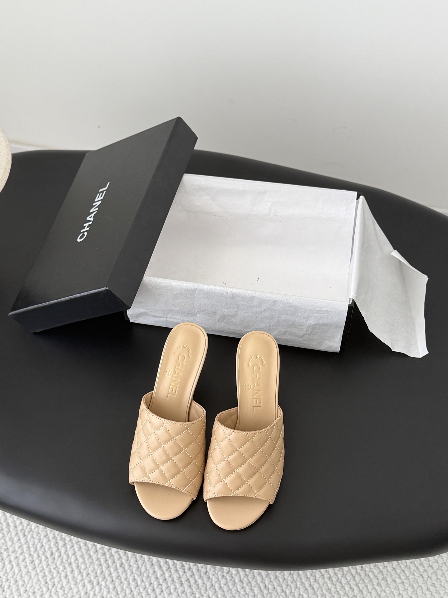 NO:874049,Chanel 26s new Kangpeng Lingge slippers have the usual elegant and ladylike temperament of Grandma Xiang’s family and are full of high-end sense!  Very nice on the feet ~ very versatile!  Incomparably beautiful!  Special fairy fabric with sheepskin lining, customized outsole Size 35-39 (other sizes cannot be returned or exchanged), high heels and slippers, chanel, high heels, slippers, sheepskin19860909Chanel 26s新款康鹏菱格拖鞋 香奶奶家一贯的优雅名媛气质 高级感十足！上脚非常nice～ 非常百搭！无敌美！特别仙 面料内里羊皮 定制大底 Size35-39（其他码数定制不退换）,高跟鞋拖鞋,chanel,high heels,slippers,sheepskin,Women's Shoes