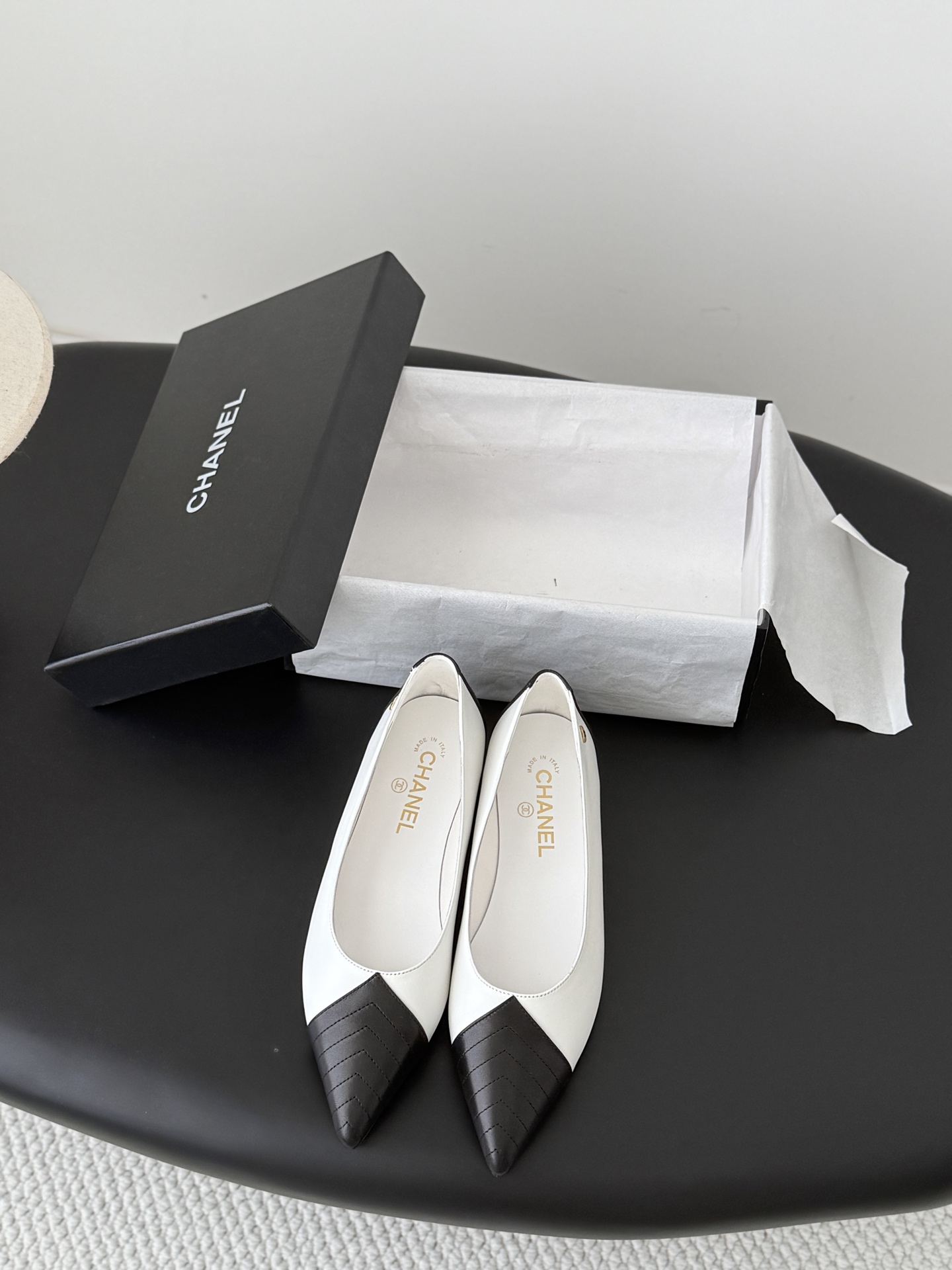 NO:874043,Chanel 26C new pointed-toe shoes. It’s hard not to love the beautiful Mary Jane series. Cowhide upper, sheepskin lining, genuine leather outsole, original molded hardware. Size: 35-39. Customized other sizes, single shoes, chanel, mary jane, cowhide, sheepskin, Leather soles.19860909Chanel 26C新款尖头单鞋 绝美玛丽珍系列很难不爱 鞋面牛皮 内里羊皮 真皮大底 原版开模五金 Size:35-39 其他码数定做,单鞋,chanel,mary jane,cowhide,sheepskin,Leather soles,Women's Shoes