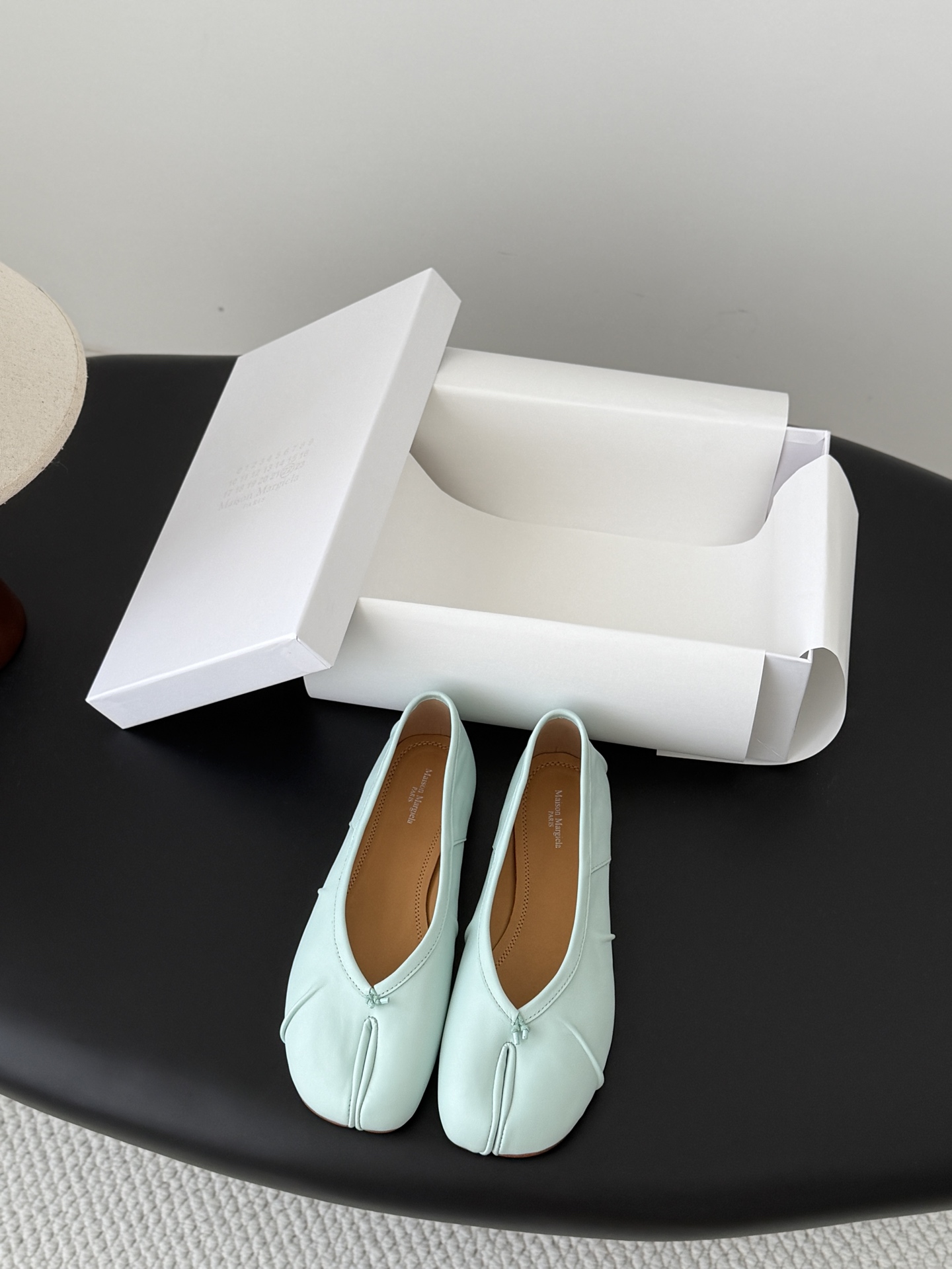 NO:874037,High quality!  Maison Margiela MM6 split-toe shoes Tabi Italian vegetable-tanned sheepskin!  Welcome to compare with the real original outsole!  Size:35-39 Other sizes can be customized, split-toe shoes, masion margiela, sheepskin19860909高定品质！Maison Margiela MM6分趾鞋 Tabi 意产植鞣羊皮！ 欢迎对比 真正的原版大底！ Size:35-39 其他码数定做,分趾鞋,masion margiela,sheepskin,Women's Shoes