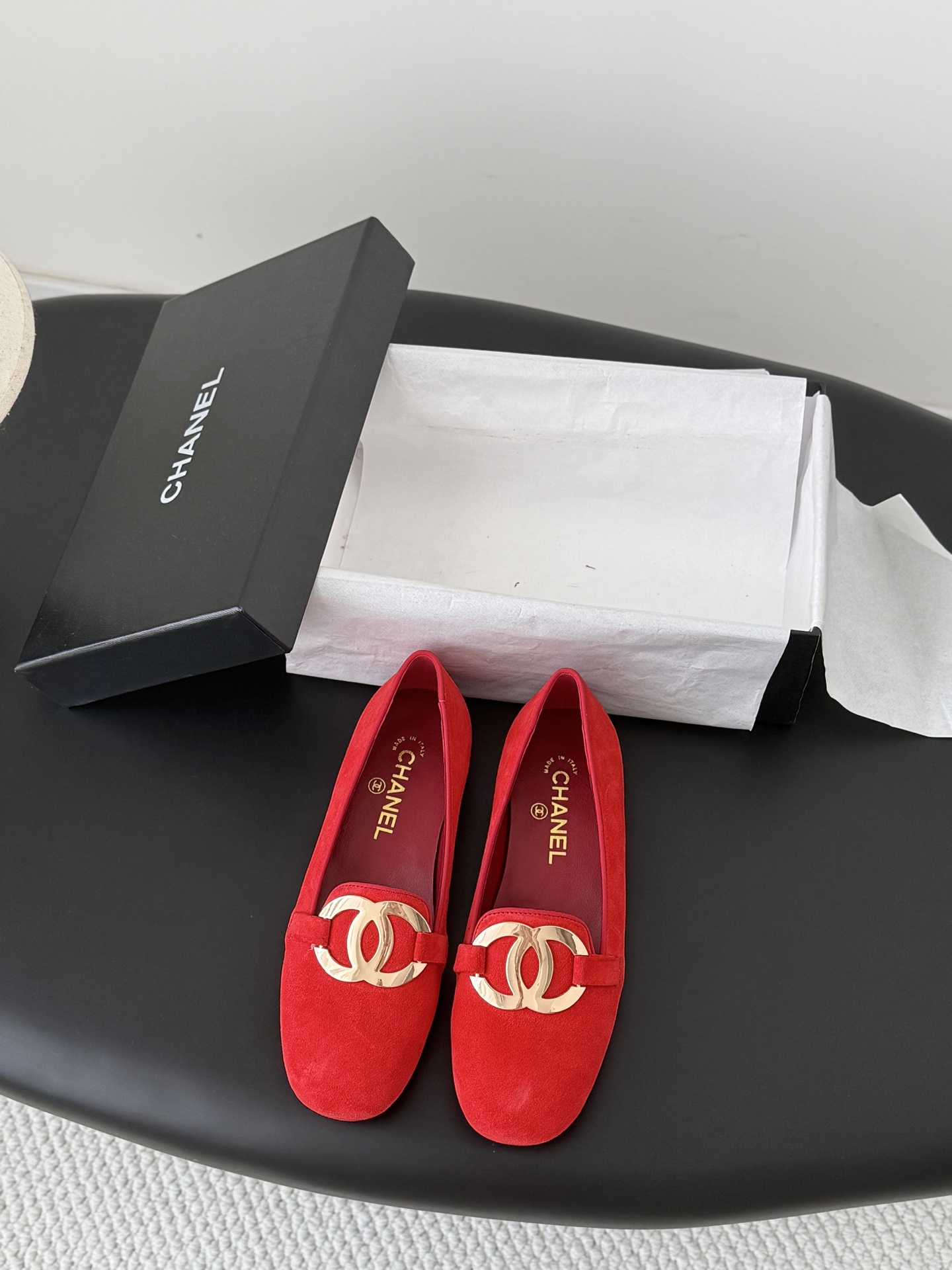 NO:874031,Chanel 26P spring new double C shoes are worn by many celebrity bloggers. They are a must-have pair for spring and summer. Minimalist style prevails, simple but not losing personality. Don’t look too good when paired with jeans!  Original mold opening 1:1 Size: 35-39 (other sizes cannot be returned or exchanged), single shoes, chanel, jeans19860909Chanel 26P春季新款双C单鞋 超多明星博主上脚,春夏必备的一双 极简风当道,简单不失个性 搭配牛仔裤不要太好看！ 原版开模1:1 Size:35-39（其他码数定做不退换）,单鞋,chanel,jeans,Women's Shoes