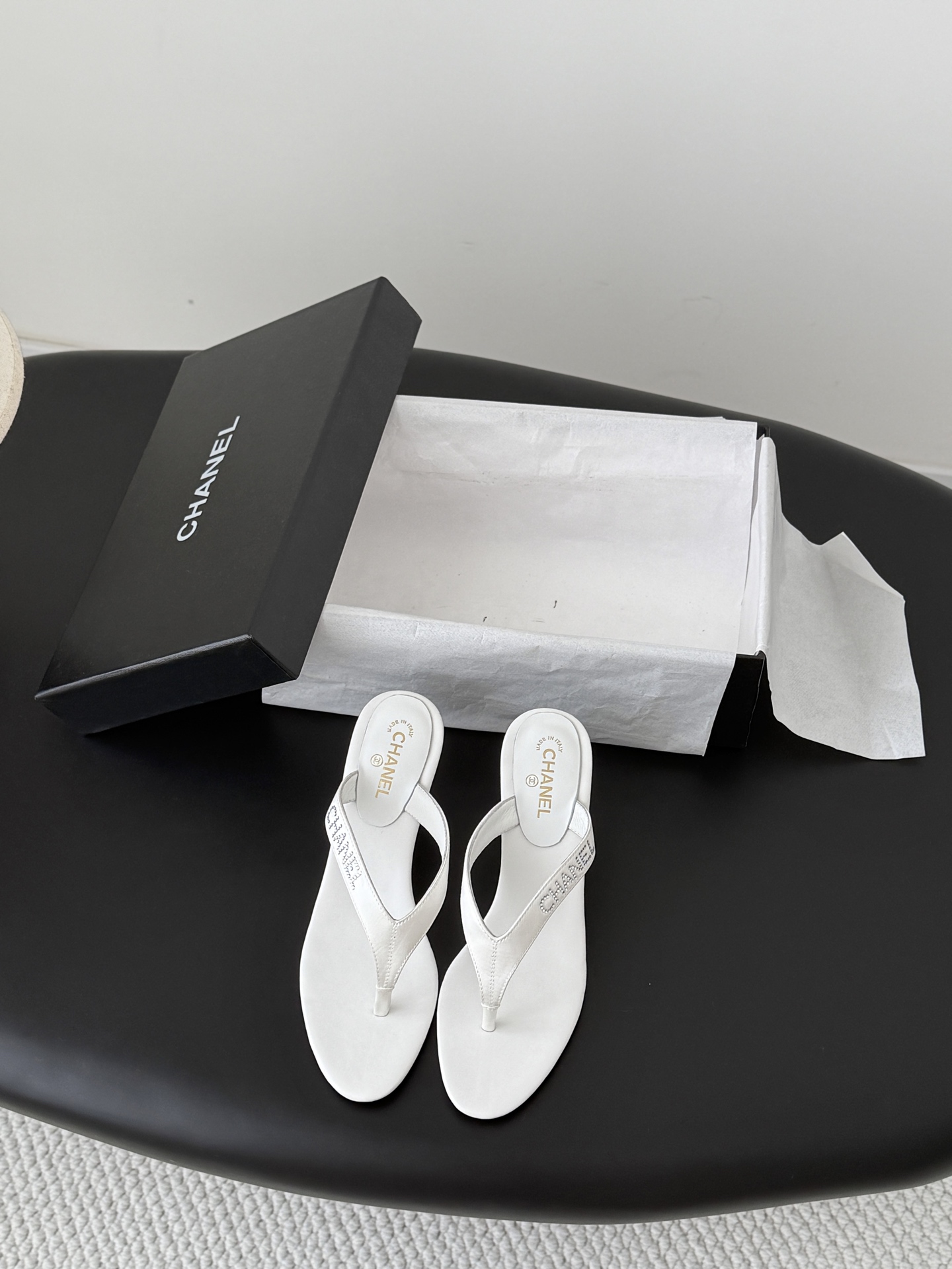 NO:874025,Chanel 26C new Chanel coco sandals are so beautiful. The breath of summer is coming. They are more suitable for summer than light-colored fishnet mule slippers. They are beautiful, delicate and white fairy. Satin upper, sheepskin lining, leather outsole Size: 35-39. Other sizes are customized, split-toe shoes, chanel, chanel, sandals, sheepskin, silk fabric, Leather soles19860909Chanel 26C新款香奈儿coco 凉鞋 太美了夏天的气息扑面而来 相比浅色的渔网穆勒拖更适合夏天 很美很精致又显白仙女 鞋面绸缎 内里羊皮 真皮大底 Size:35-39 其他码数定做,分趾鞋,chanel,chanel,sandals,sheepskin,silk fabric,Leather soles,Women's Shoes