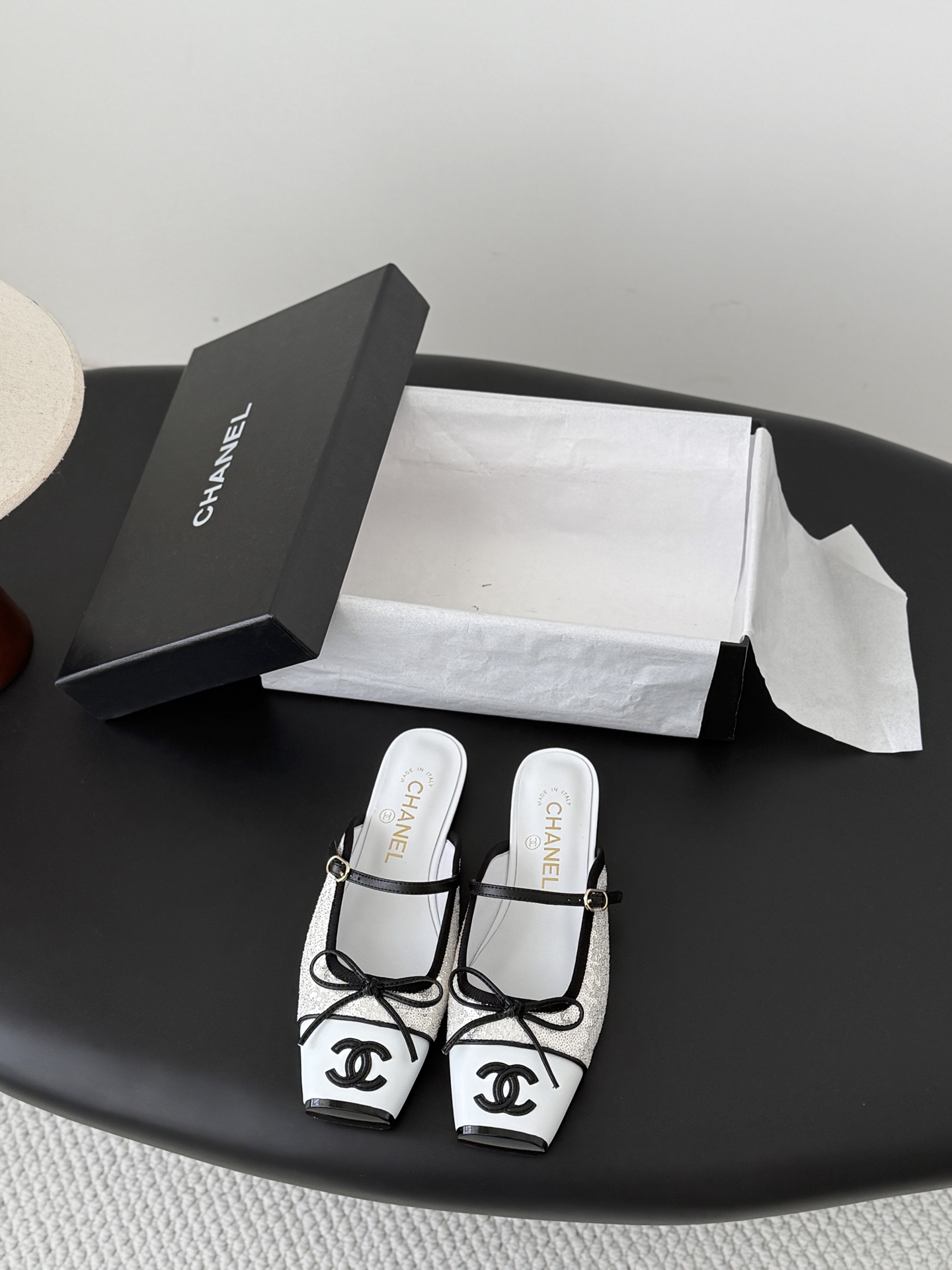 NO:874016,Chanel 26C new square toe shoes. It’s hard not to love the beautiful Mary Jane series. Cowhide upper, sheepskin lining, genuine leather outsole, original molded hardware. Size: 35-39. Customized other sizes, semi-slip shoes, chanel, mary jane, cowhide, sheepskin, Leather soles.19860909Chanel 26C新款方头单鞋 绝美玛丽珍系列很难不爱 鞋面牛皮 内里羊皮 真皮大底 原版开模五金 Size:35-39 其他码数定做,半拖单鞋,chanel,mary jane,cowhide,sheepskin,Leather soles,Women's Shoes